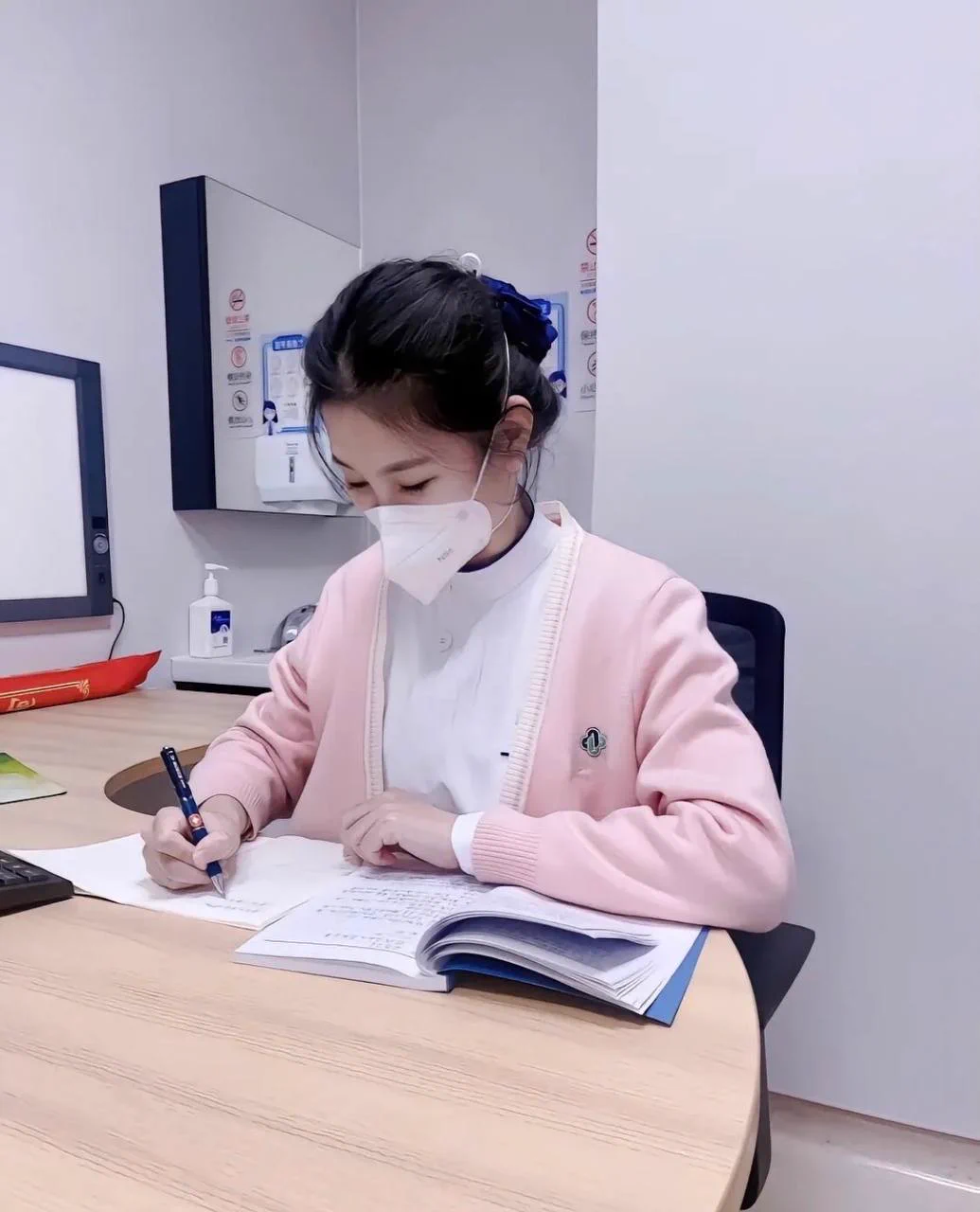 他问我到底爱不爱他，我回答到底就爱，他却沉默了我袒露身体，你袒露欲望。我不需要你说爱我，只需短暂拥有 https://t.co/ElcQe3v6MD