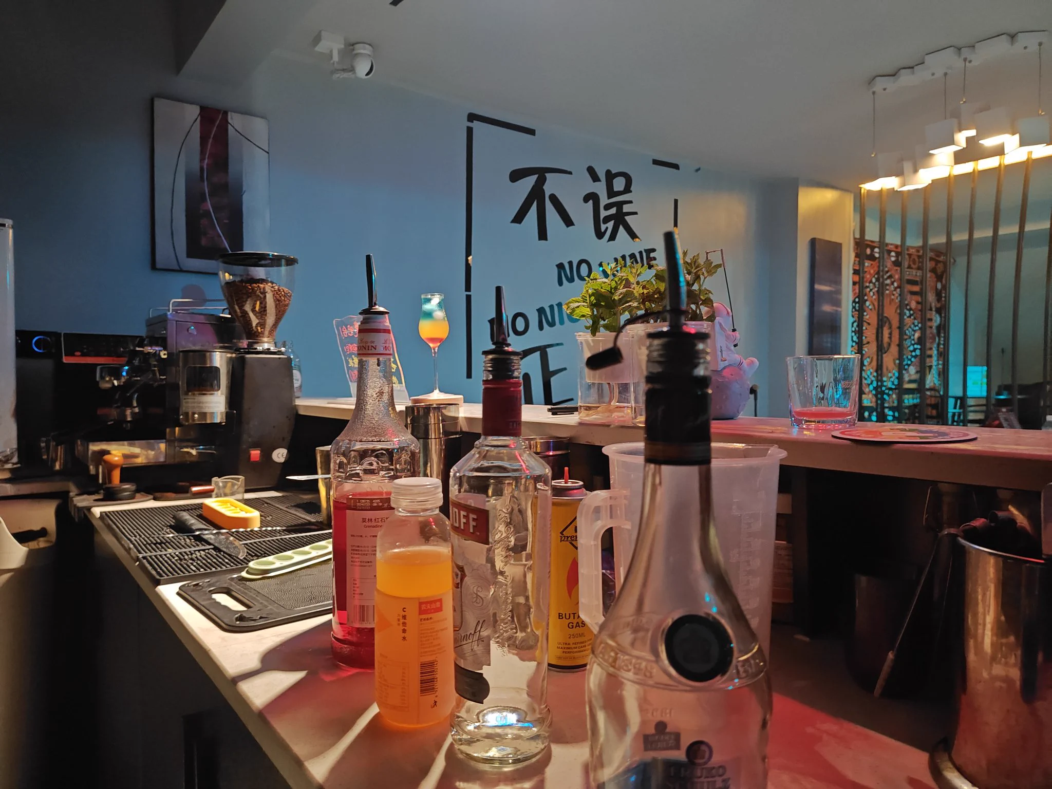 朋友的酒吧快要正式开业，重庆本地的朋友可以过来坐坐了，线下认识一下新朋友，说不定有惊喜哟！还有一个神秘的二楼，你们猜是做什么的？交友墙免了门槛，都是小姐姐小哥哥们亲手写上！ https://t.co/7wy6hkaSB5