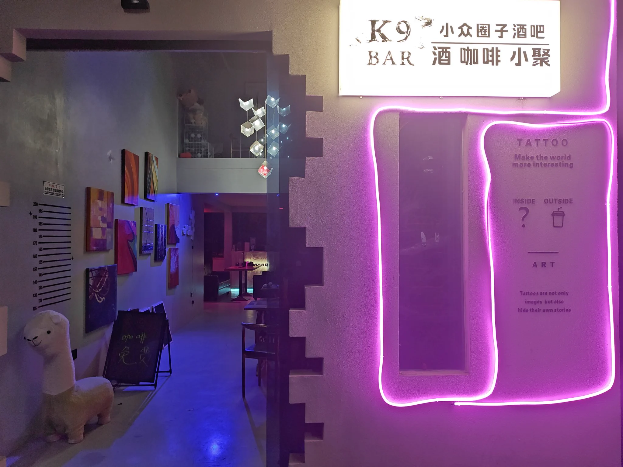 朋友的酒吧快要正式开业，重庆本地的朋友可以过来坐坐了，线下认识一下新朋友，说不定有惊喜哟！还有一个神秘的二楼，你们猜是做什么的？交友墙免了门槛，都是小姐姐小哥哥们亲手写上！ https://t.co/7wy6hkaSB5