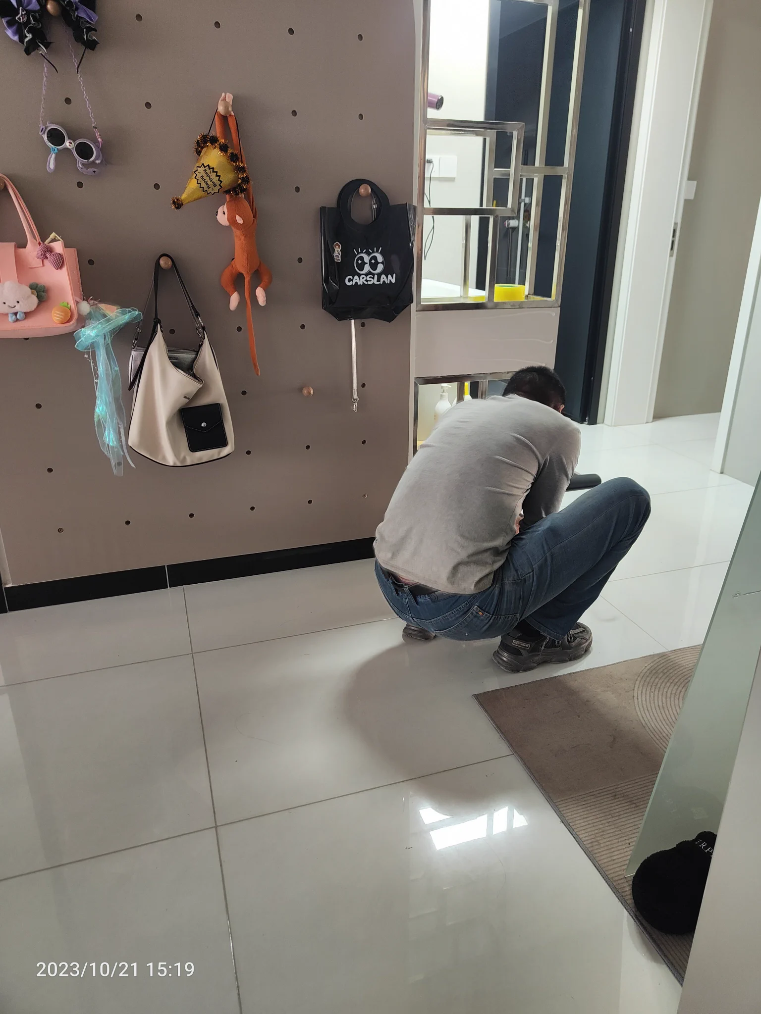 家里的地砖坏咯，装修工人师傅来补着呢我在想要不要故意露出给他看呢，他也认识我老公 https://t.co/Y4m6PhCOkM