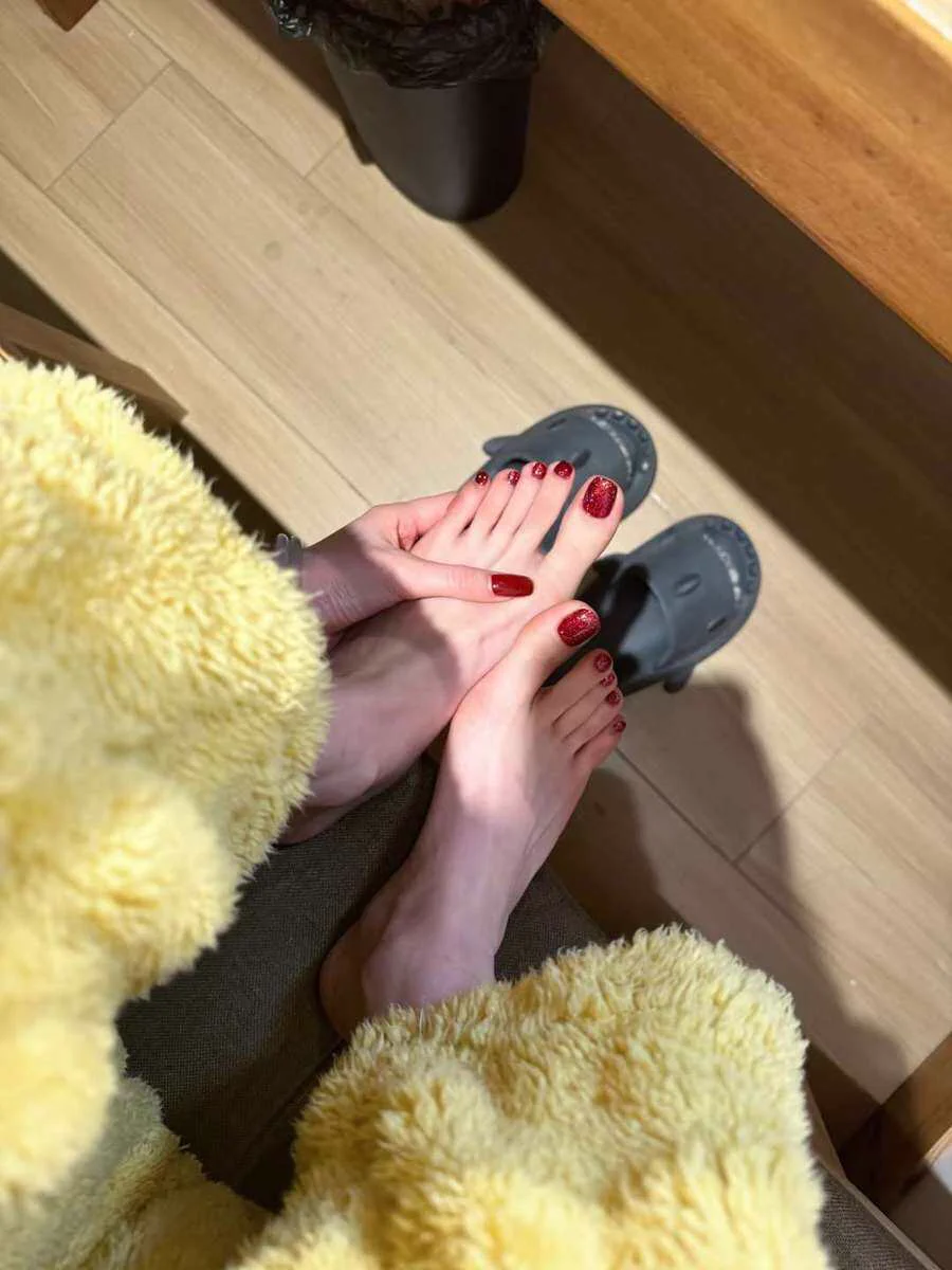 玉足纤柔，美腿勾勒出性感的轮廓，令人陶醉吗？#女神婊 #反差婊 #女大学生 #骚货 https://t.co/xl0jt96zP7
