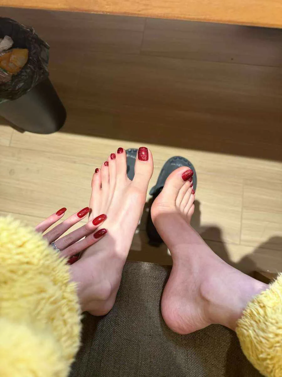 玉足纤柔，美腿勾勒出性感的轮廓，令人陶醉吗？#女神婊 #反差婊 #女大学生 #骚货 https://t.co/xl0jt96zP7
