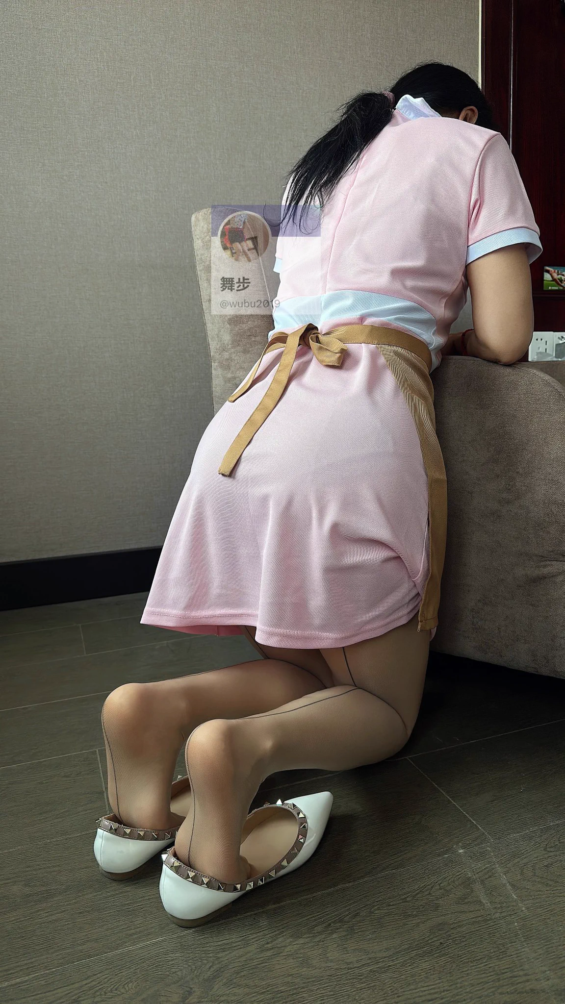居家人妻，独守空房的假期。前几天摄影师（老公）跟我说套套没到，到了要陪我翻云覆雨，今天终于收到，结果跟他小同事喝酒去了，喝到半夜打电话说喝醉直接睡他同事家。烦银，假期人家女朋友回来不要贴贴，这个大灯泡，一个敢喊一个敢去，他同事女朋友今晚是不是跟我一样烦躁，三个人晚上怎么睡呢！ https://t.co/kMAOtO8X4Q