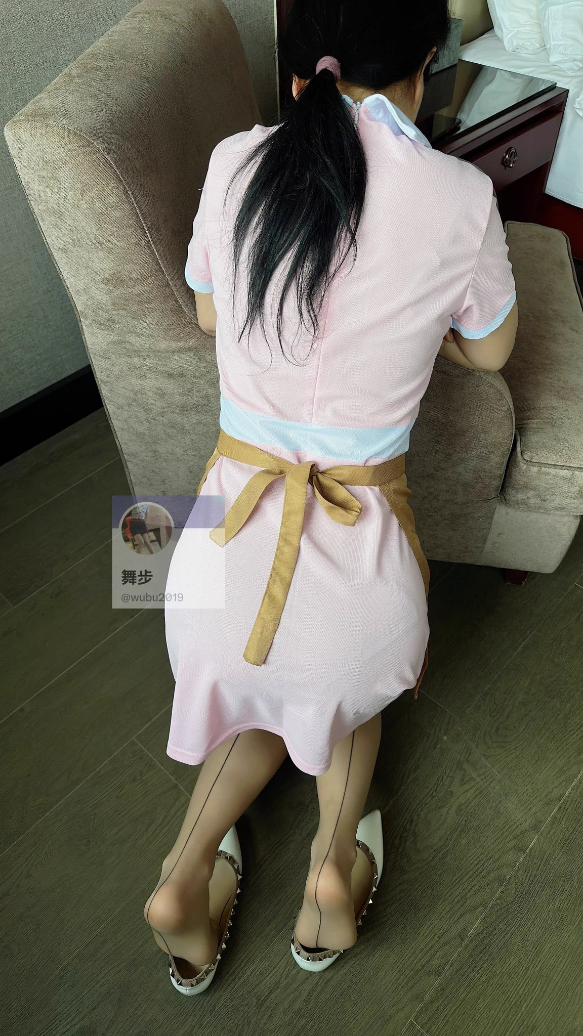 居家人妻，独守空房的假期。前几天摄影师（老公）跟我说套套没到，到了要陪我翻云覆雨，今天终于收到，结果跟他小同事喝酒去了，喝到半夜打电话说喝醉直接睡他同事家。烦银，假期人家女朋友回来不要贴贴，这个大灯泡，一个敢喊一个敢去，他同事女朋友今晚是不是跟我一样烦躁，三个人晚上怎么睡呢！ https://t.co/kMAOtO8X4Q