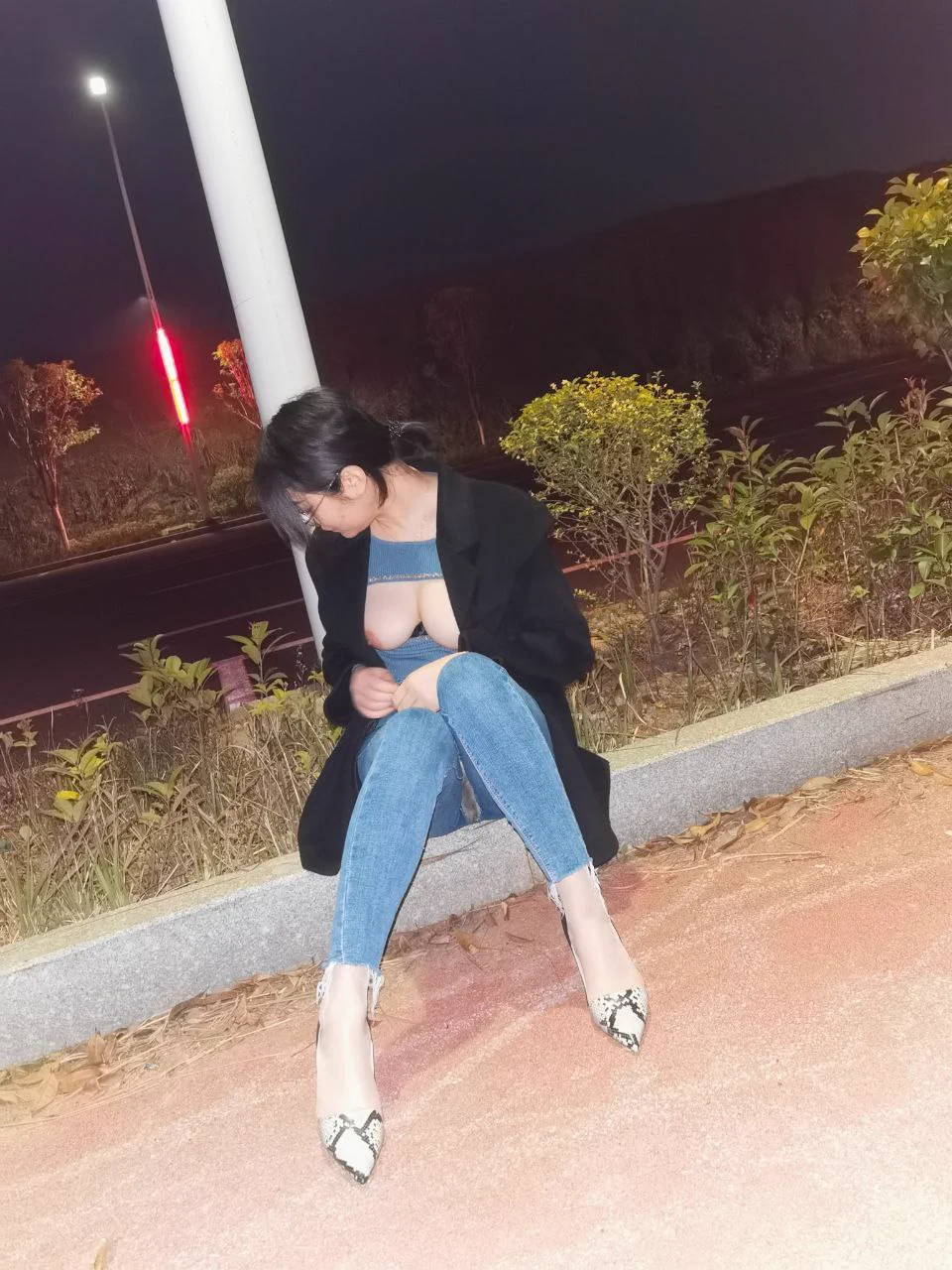 #露出诱惑 突然蹲下扒開你的褲子含住弟弟的感覺你會喜歡嗎趁沒人再偷偷插我一下偷感爽翻#反差少婦 #無套 https://t.co/PGYaMmMq3L