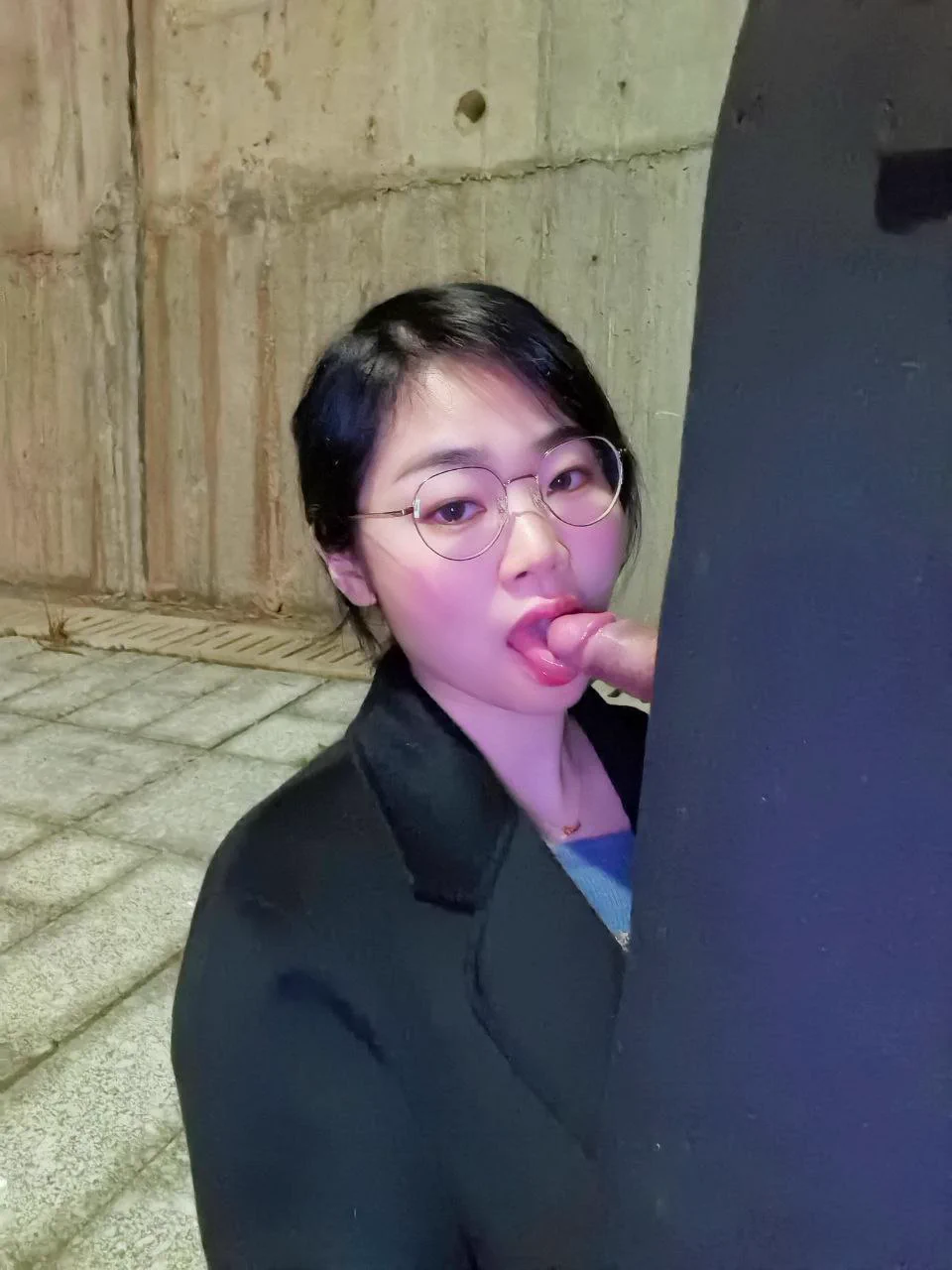 #露出诱惑 突然蹲下扒開你的褲子含住弟弟的感覺你會喜歡嗎趁沒人再偷偷插我一下偷感爽翻#反差少婦 #無套 https://t.co/PGYaMmMq3L