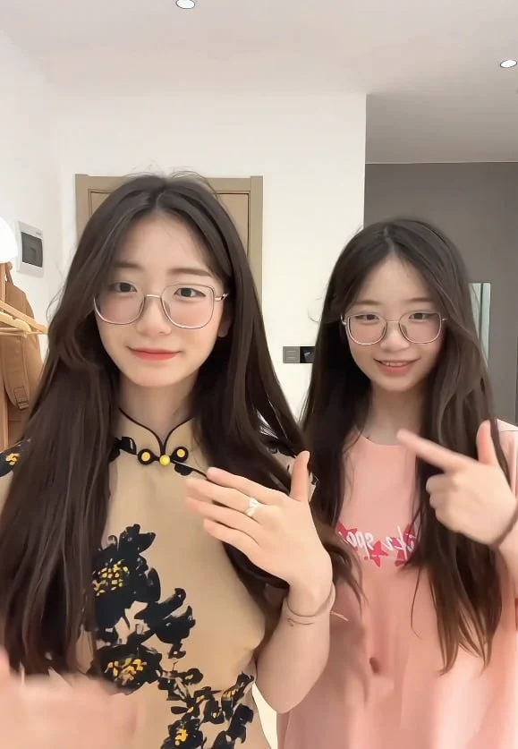 我和我的双胞胎姐妹，想看我们私密照的点赞🤭偷偷发给你看，私信自取. #千羽千浔 #双胞胎 #姐妹花 https://t.co/DHaCg9jHIF