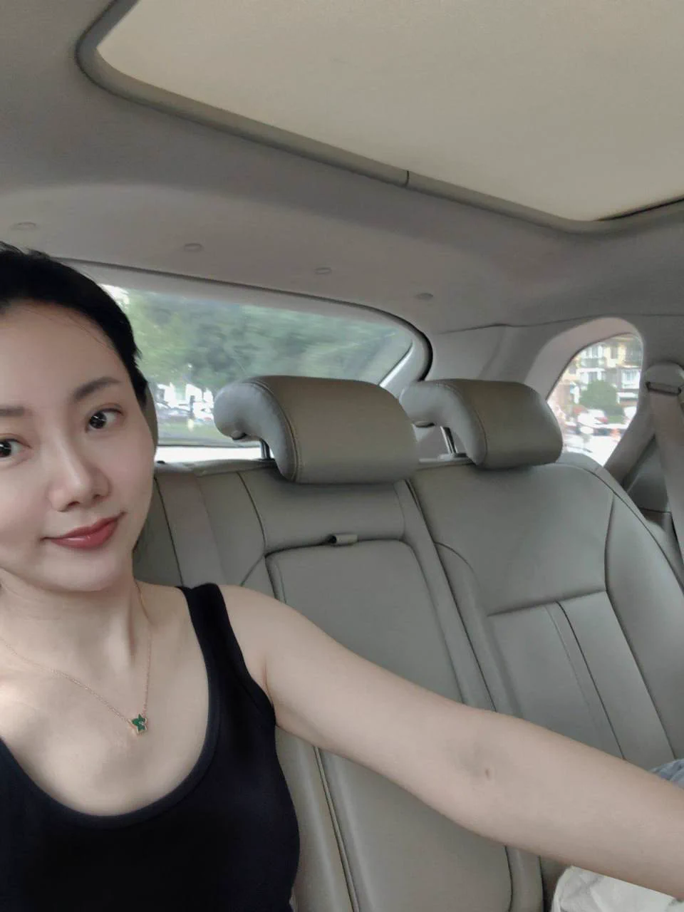 脑洞大开，自从第一次玩露出后就越来越沉迷其中了～粉丝推荐在图书馆这样的地方玩，真的人少又安静，但是监控是个让人头疼的问题！如果能找到本地粉丝陪我一起玩就好了，被指令的感觉才会更刺激，有没有想来报名的呢？ https://t.co/0ZFYA0hqul