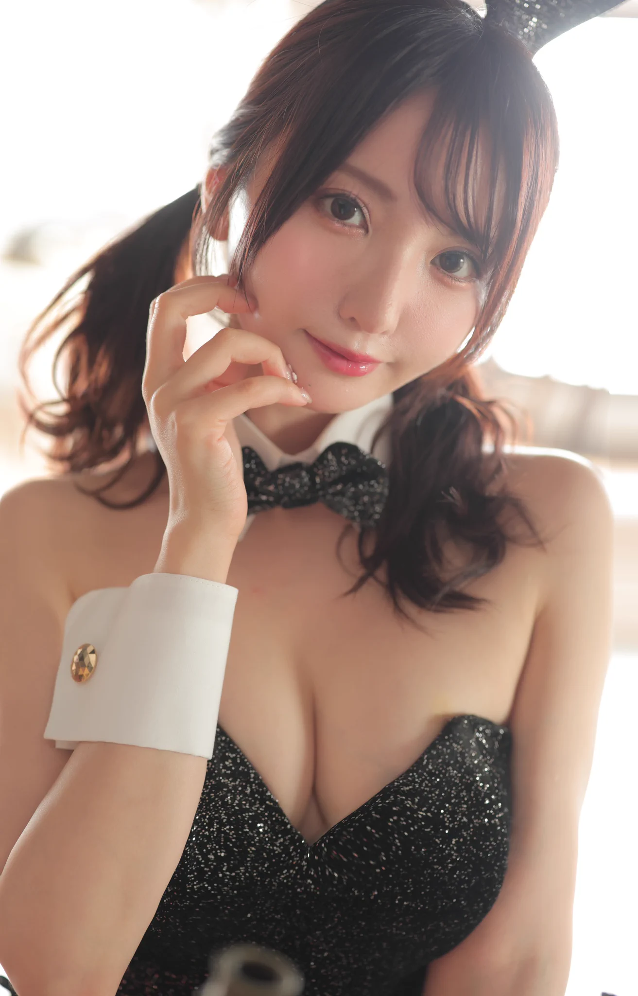夜更かしさん、まだ起きてるの？じゃあ…ちょっとだけ、晩酌しよっか。一緒に飲んだら、ちゃんと寝るって約束だよ？…こんどこそ、おやすみなさいバニーゆうかより。 https://t.co/jCcUmyhmDU
