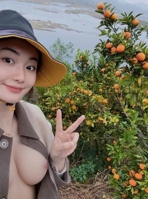 今天周三工作安排完啦，和闺蜜去野外放松下心情… 有没有认识这是什么树的？猜对了摘几个给你吃～果实看起来没有姐姐的胸圆润…要和姐姐玩野外吗，举手扣 1 https://t.co/djl64OiS85