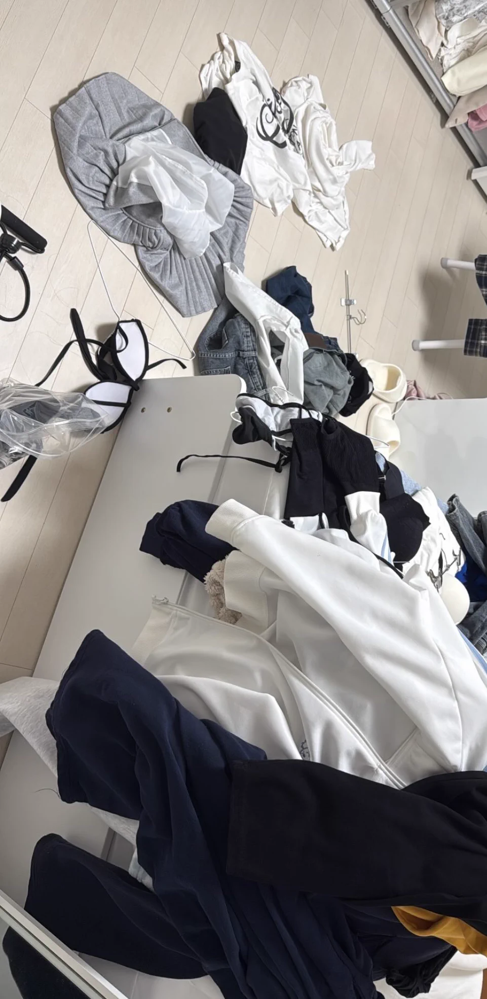 日常整洁程度 对的没错我确实就睡在那堆衣服上🫨 https://t.co/8Wrzu8hIL7
