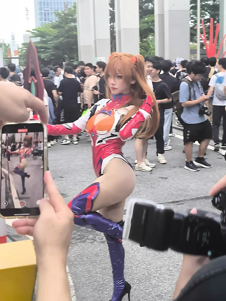 大家不要放过这个明日香#萤火虫漫展 #明日香 #战斗服 #eva#新世纪福音战士 https://t.co/euXdkfIJ7p
