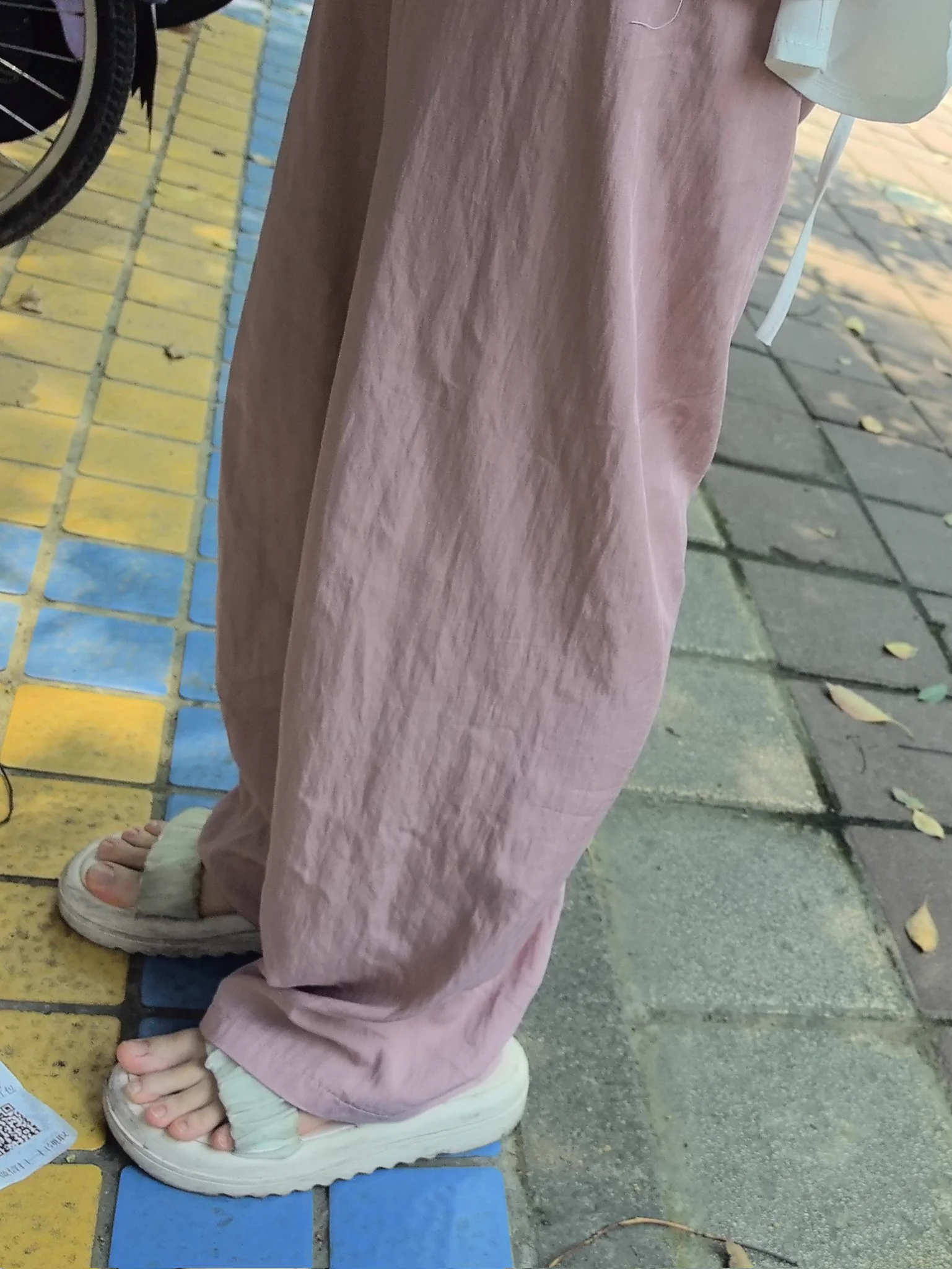 赶高铁前发一组，图四是地铁王新作，那个极致贴拍的男人又回来了#足 #脚趾 #恋足 #美脚 #凉鞋 #拖鞋 #裸足 #足底 #足控 #校园 #地铁 #女大学生 https://t.co/je7H51rT88