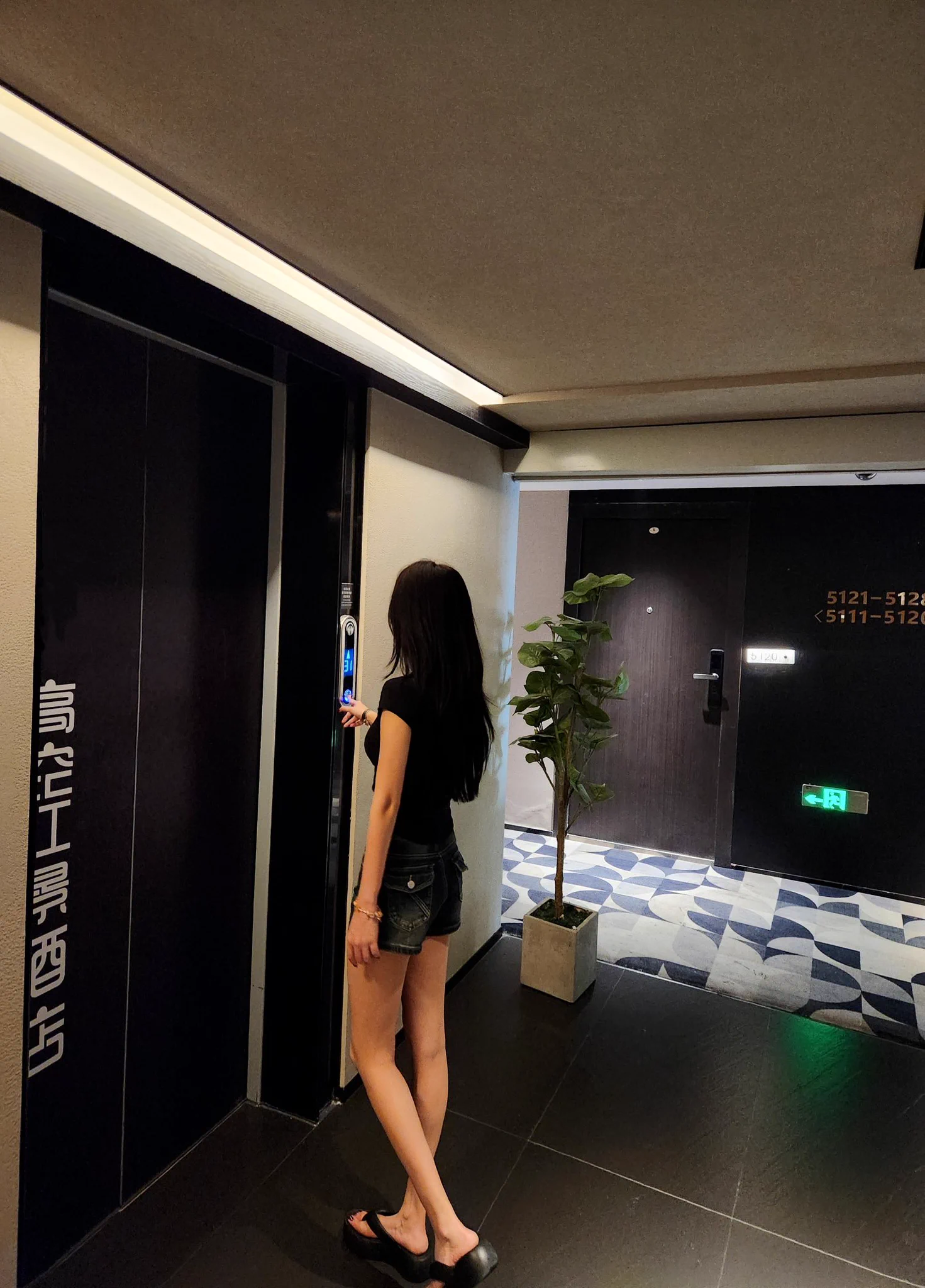 酒店工作小姐姐带我们办理入住 老公一直偷瞟 气的我直接用手捏着他的命根子 让他偷看 哼@kssexxia@luchu888@wqganenshi_ https://t.co/ghozRY8wiE