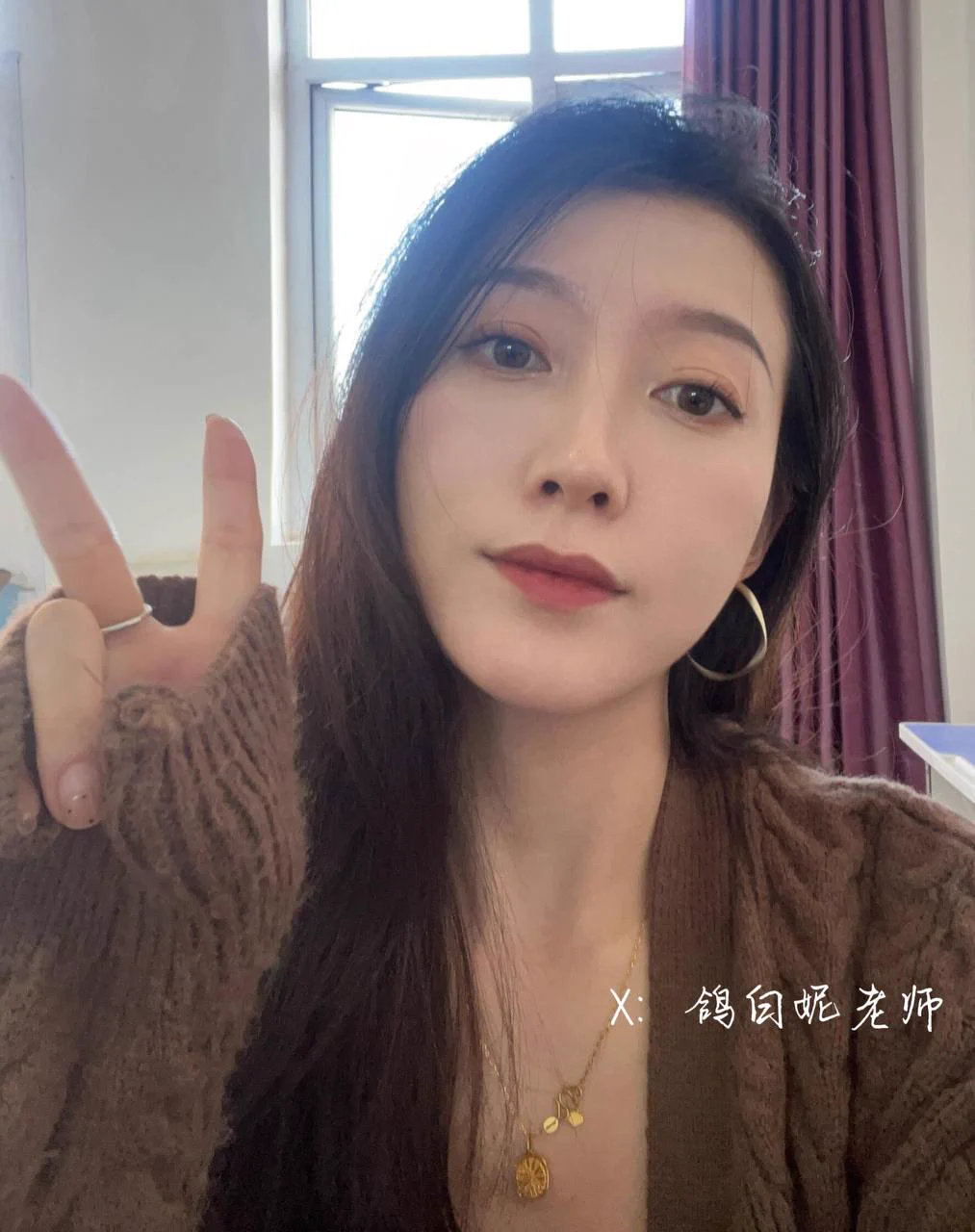 我打赌，学生们肯定想不到刚刚教课的老师趁着午休在办公室干了什么。特地摆好手机拍给你们看，这个姿势是不是太淫荡了…尺度越来越大了，下次想试试约个粉丝野战或者车震了，私信可以报名，附近的优先～ https://t.co/TdhnM1kAql
