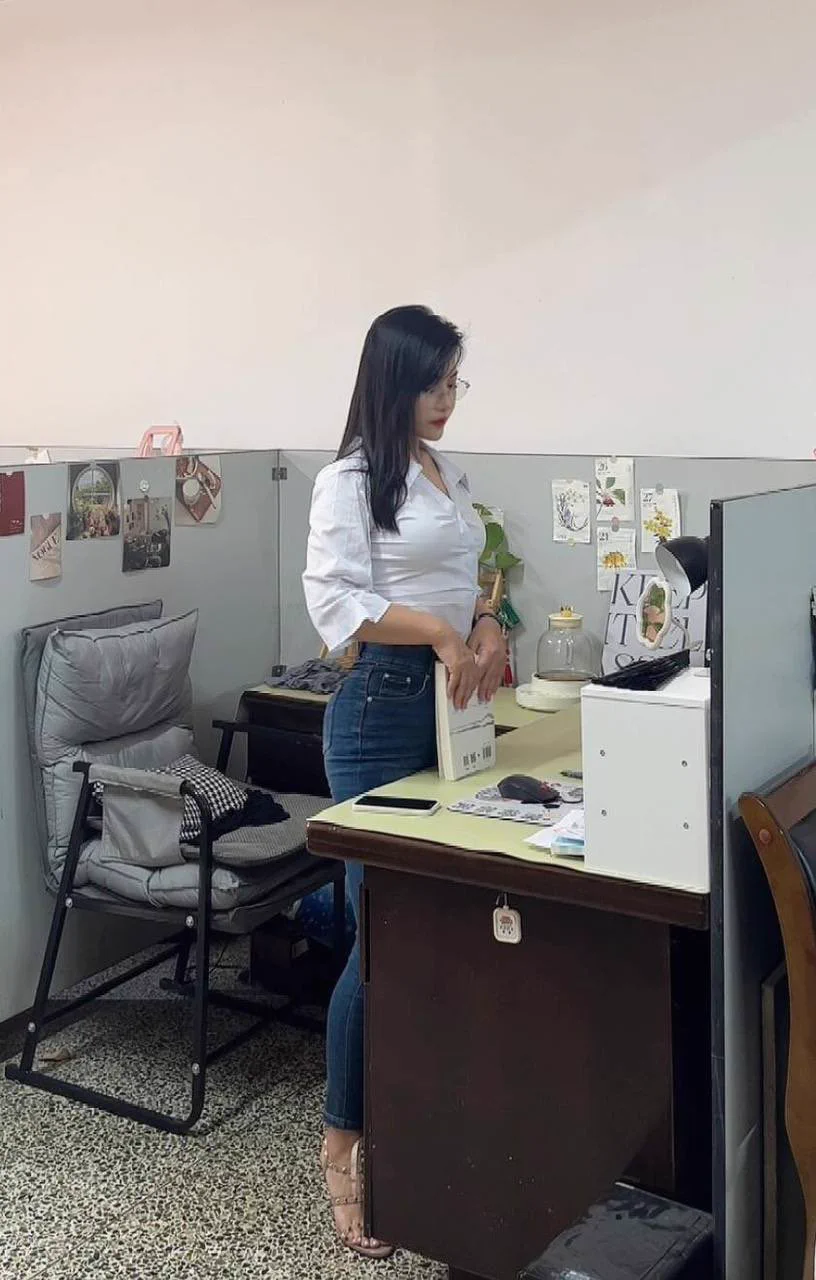 有些人呐，上学的时候喜欢顶撞老师，长大了之后还是喜欢“顶撞”老师… 这次见的就是一个曾经的学生，没想到他长得这么壮还这么持久。特地拍下来给大家看看，你们会不会觉得被后入时候晃动的奶子很性感… 不过感觉自己还是更喜欢大叔，近期想试试在推上约了，有附近的嘛，私信可以报名～ https://t.co/vnNy6KOV1j