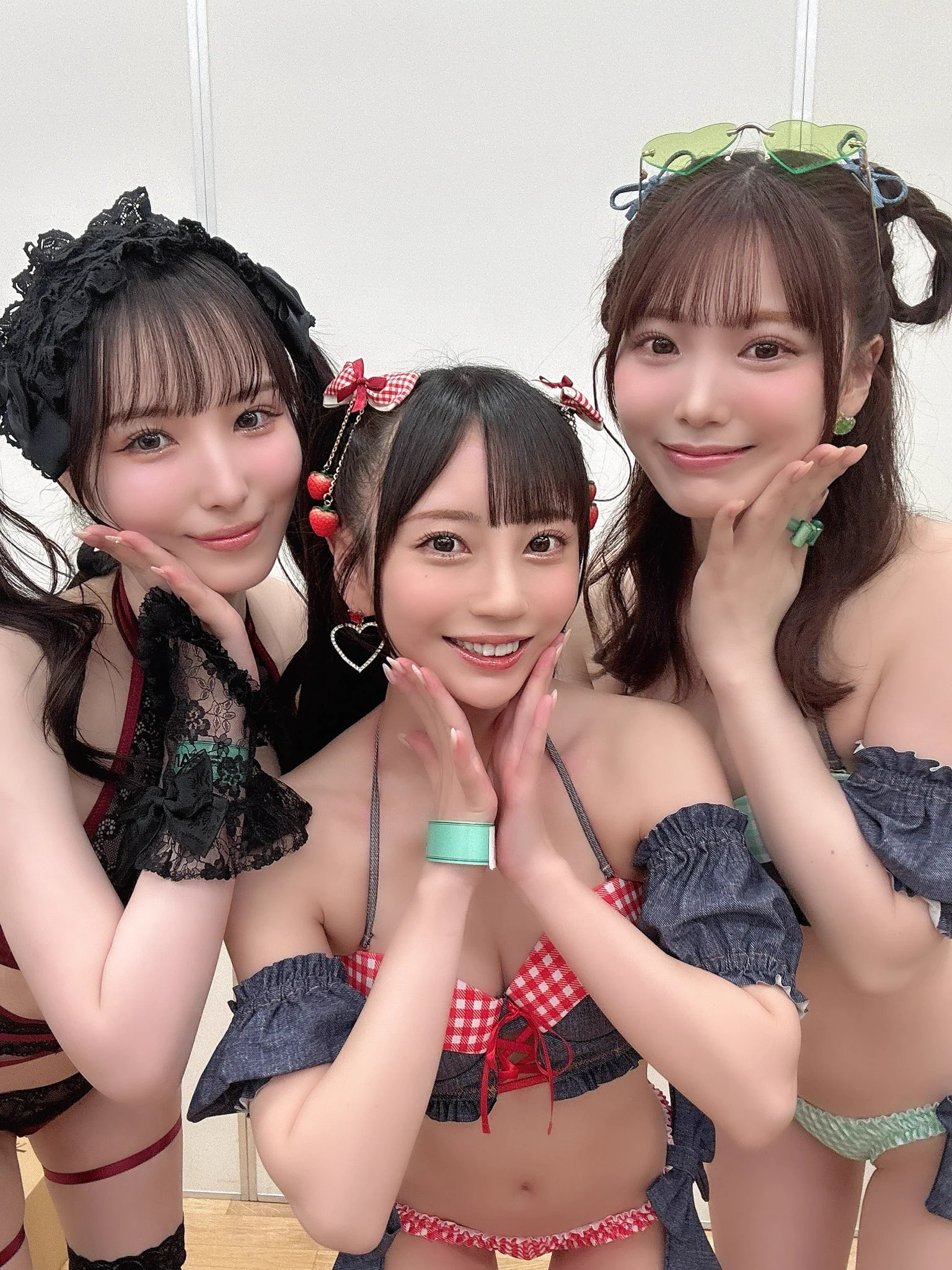 みおじゅんに挟まれるみあ🫶幸🫶写真撮りに一緒に移動してたらみあちゃん守らなきゃ！って2人で両側から抱きしめて守ってくれたの🥹かわいすぎる2人守りたい、、@_ishikawamio_ @jun_kasui https://t.co/0sAbSnV9II