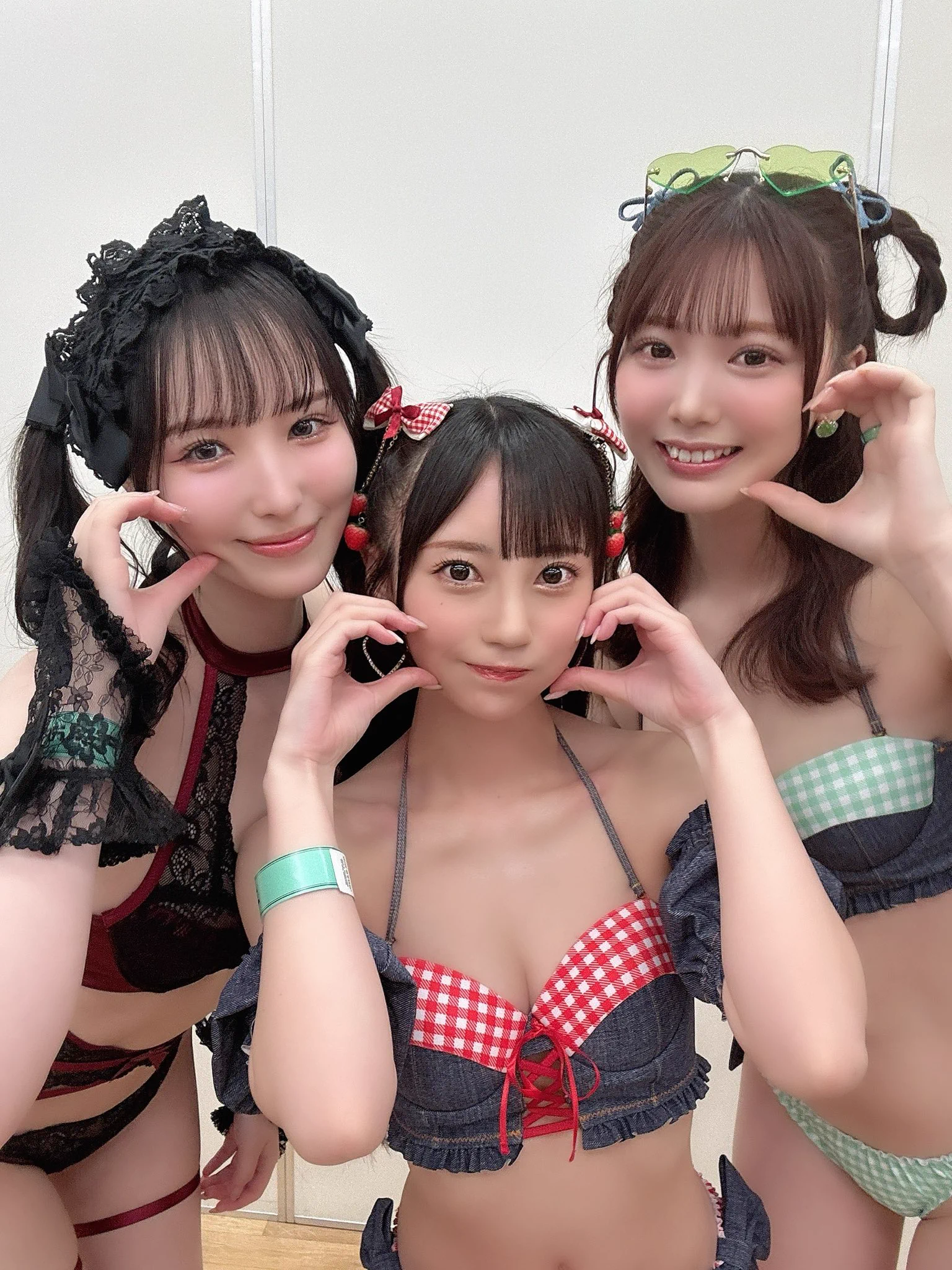 みおじゅんに挟まれるみあ🫶幸🫶写真撮りに一緒に移動してたらみあちゃん守らなきゃ！って2人で両側から抱きしめて守ってくれたの🥹かわいすぎる2人守りたい、、@_ishikawamio_ @jun_kasui https://t.co/0sAbSnV9II