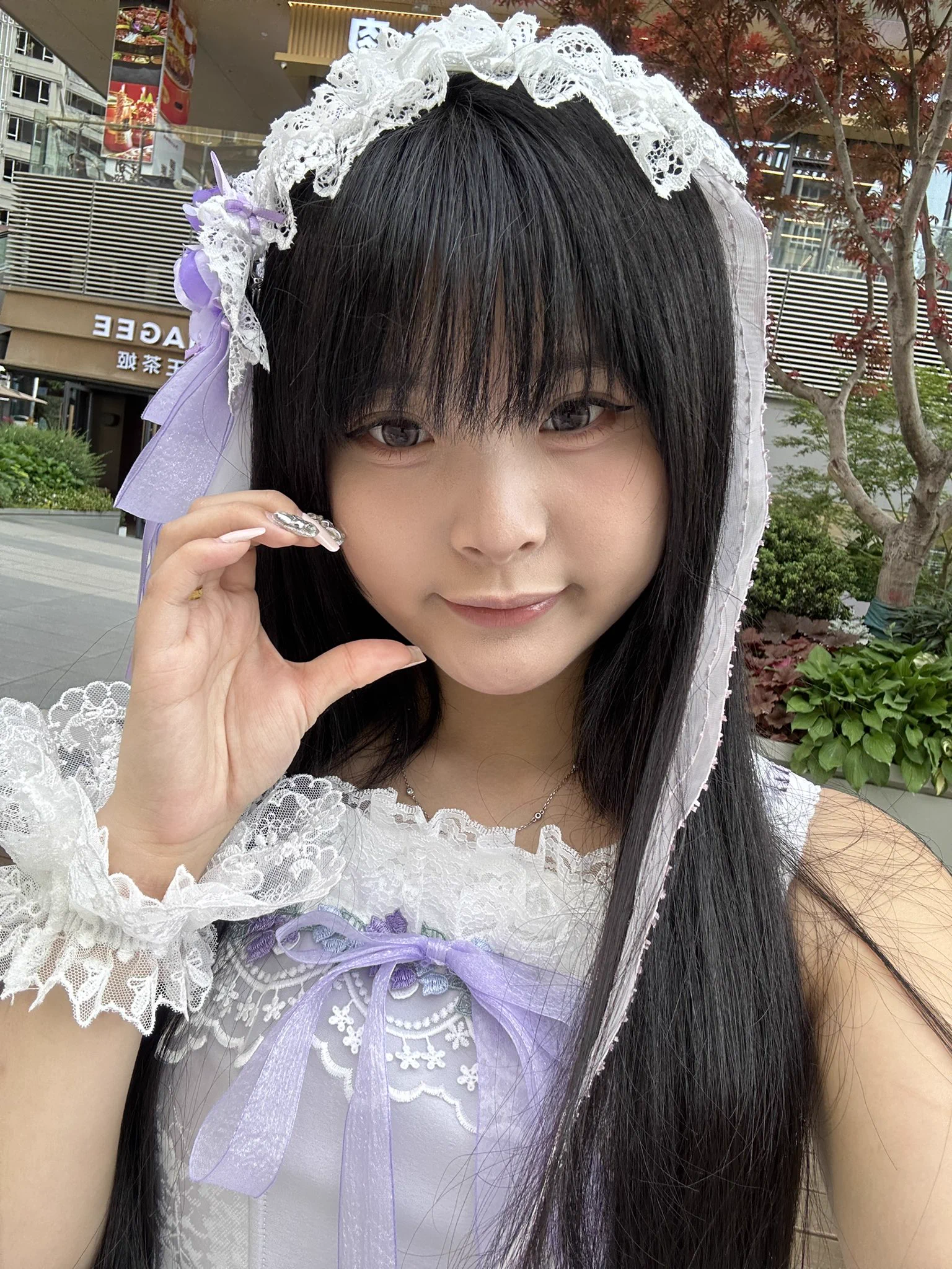 我觉得是个人都会用美颜吧 尤其我玩互联网 用个美颜更没毛病吧？我希望你是我在大家面前漂漂亮亮的 这个照片室外拍的 这个紫色特别显黑 我就美白了一下 连磨皮都没磨过还有人骂我“厚重的美颜” https://t.co/5EmlnwIbR9