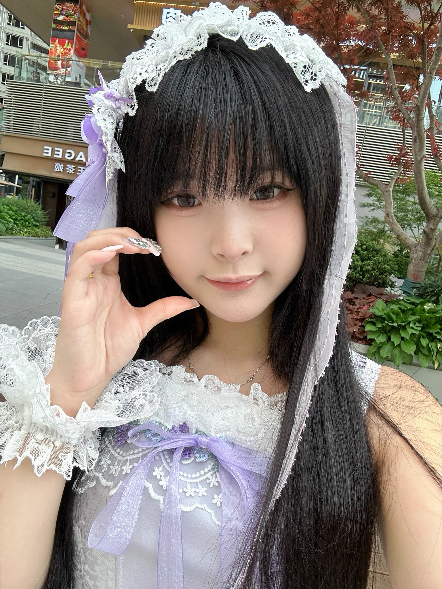 我觉得是个人都会用美颜吧 尤其我玩互联网 用个美颜更没毛病吧？我希望你是我在大家面前漂漂亮亮的 这个照片室外拍的 这个紫色特别显黑 我就美白了一下 连磨皮都没磨过还有人骂我“厚重的美颜” https://t.co/5EmlnwIbR9