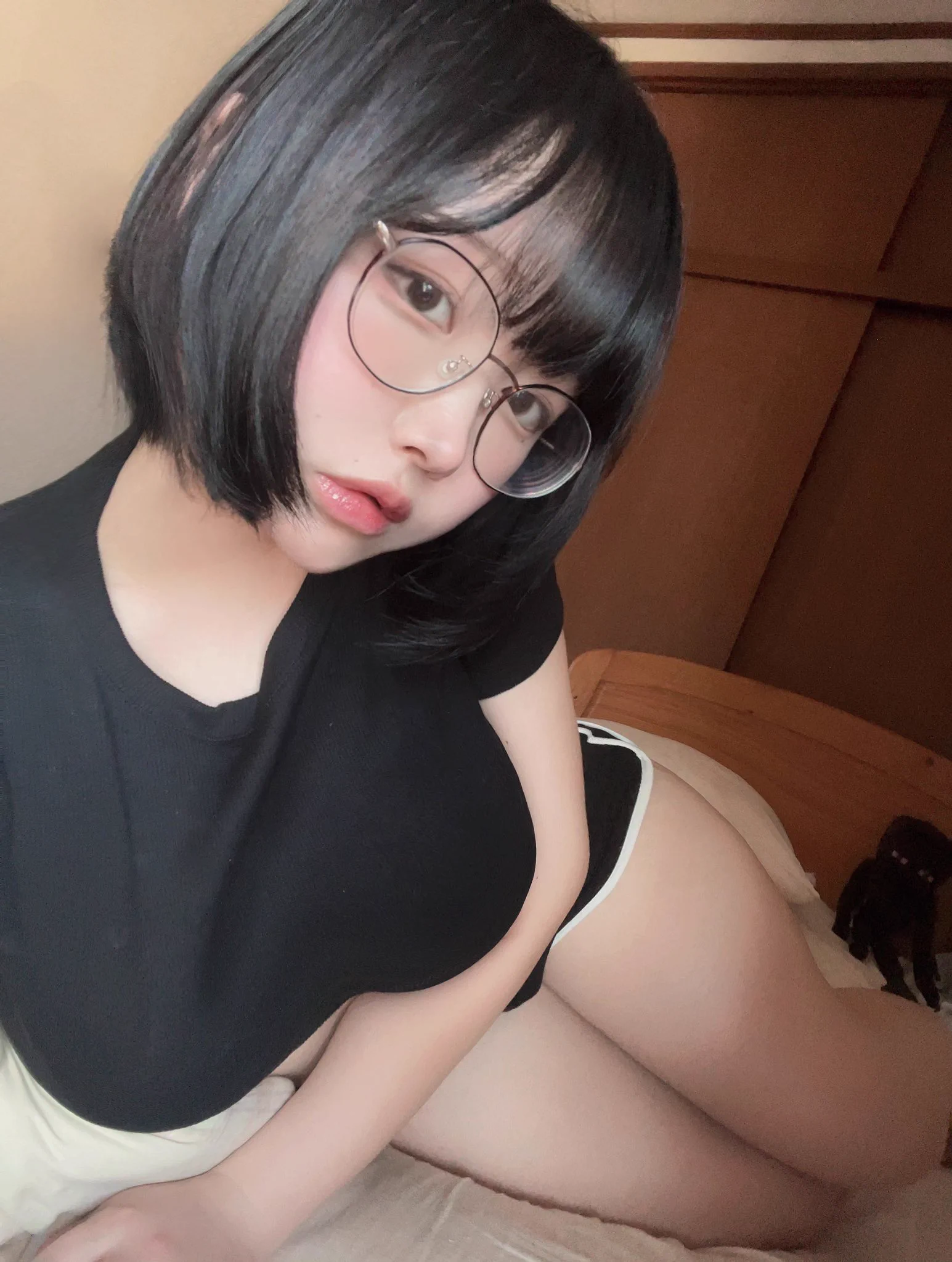 近所にこんな地味巨乳お姉さんいたらうれしい？ https://t.co/z56NaG9kM5