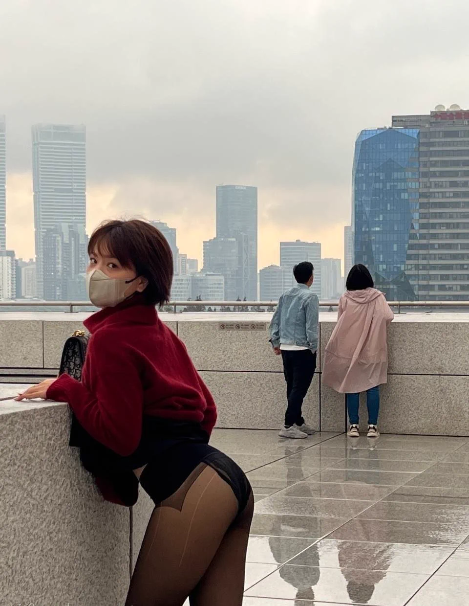 今天下雨 雨水打在屁屁上凉凉的 差点被小情侣看到了 不知道要是被看到了 他们会是什么表情 https://t.co/0NzxnJtarX