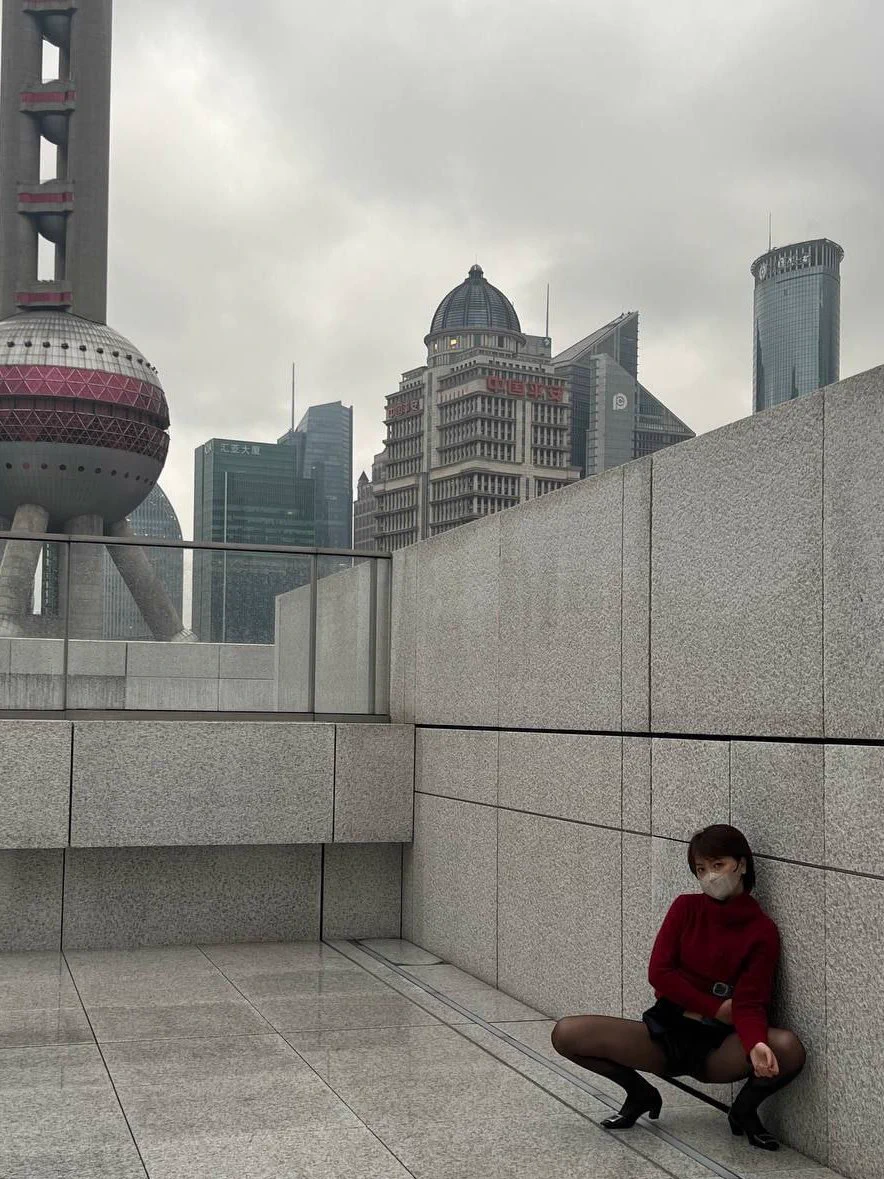 今天下雨 雨水打在屁屁上凉凉的 差点被小情侣看到了 不知道要是被看到了 他们会是什么表情 https://t.co/0NzxnJtarX