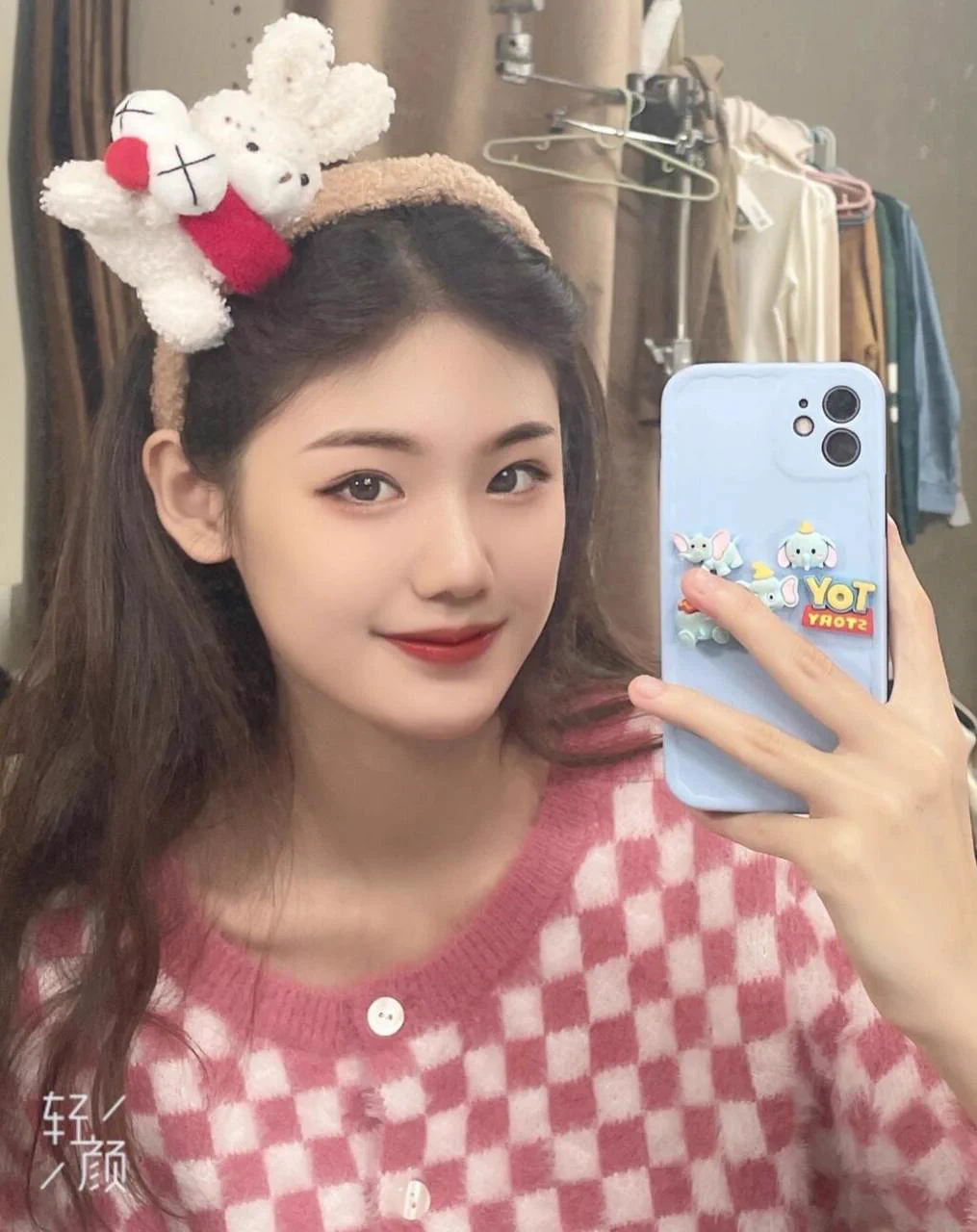 每次化妆换戏服都要很久，所以更不能辜负这身美丽的衣服，好好留念一下…其实坦胸露乳也并非色情，戏曲里一直都有“粉戏”的说法，会全裸唱戏给观众不同的体验感，只不过现在受众越来越小了… 有没有票友想看看的，也许我可以唱一次～ https://t.co/OJa5JOPWmo