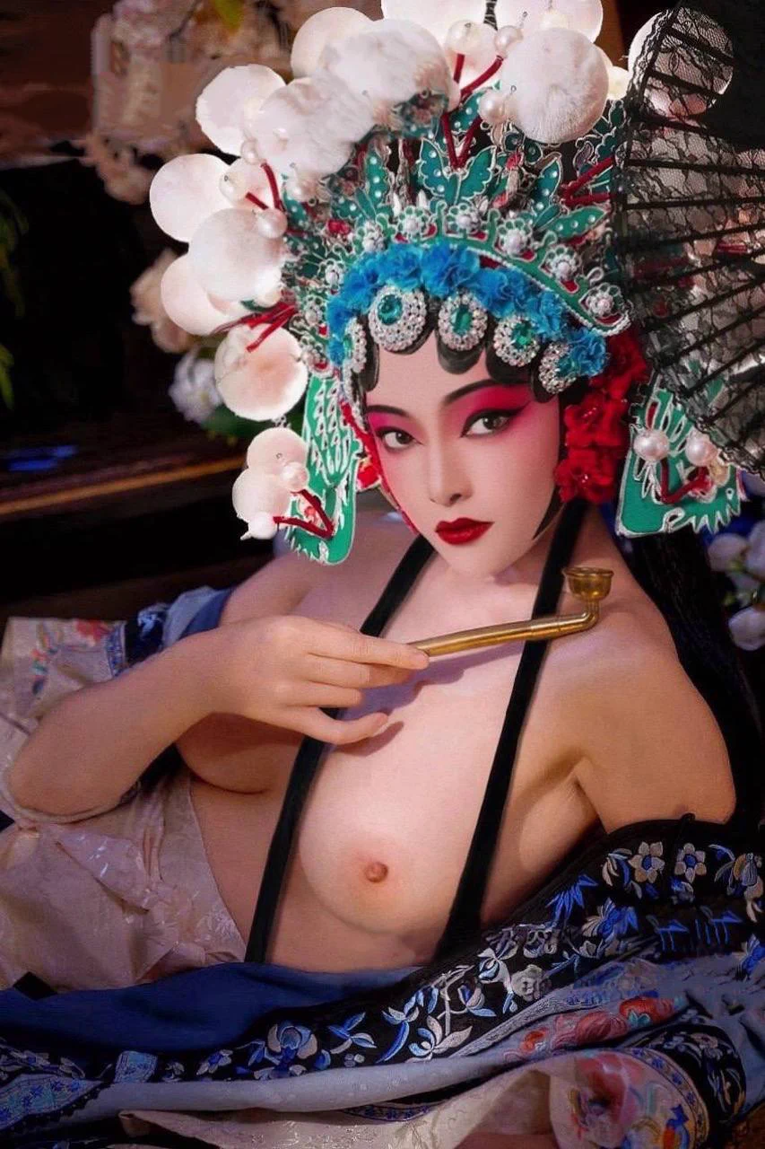 每次化妆换戏服都要很久，所以更不能辜负这身美丽的衣服，好好留念一下…其实坦胸露乳也并非色情，戏曲里一直都有“粉戏”的说法，会全裸唱戏给观众不同的体验感，只不过现在受众越来越小了… 有没有票友想看看的，也许我可以唱一次～ https://t.co/OJa5JOPWmo