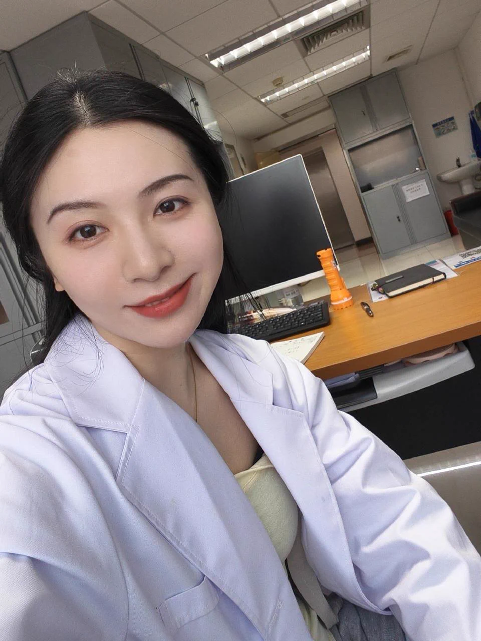 当我咧嘴坏笑的时候，你们就知道我是想干点刺激的事情了吧… 在医院洗手间脱光确实挺刺激的… https://t.co/2tTxk2Adx3