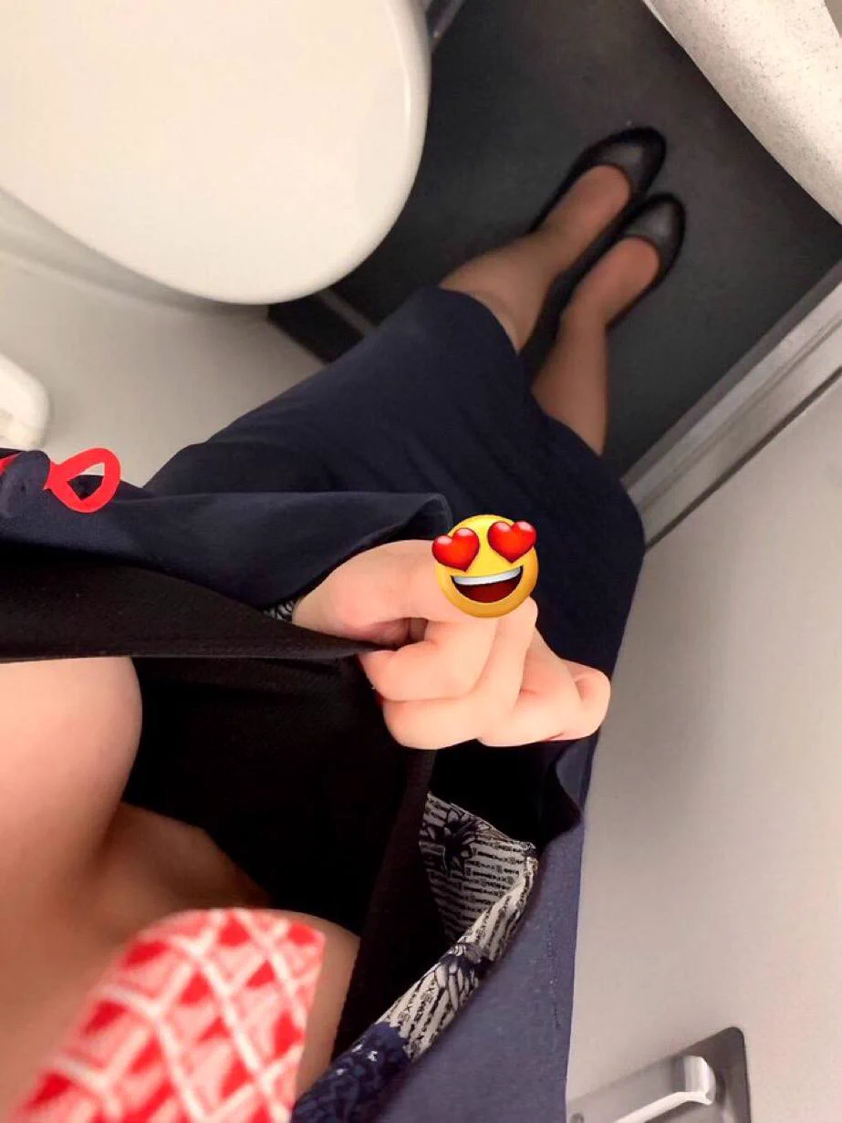 可能没有谁比我更宠粉了有粉丝说想看空姐在飞机上拍奶奶必须满足。还有谁还没收到福利？？？？ https://t.co/rP2f51ERIs