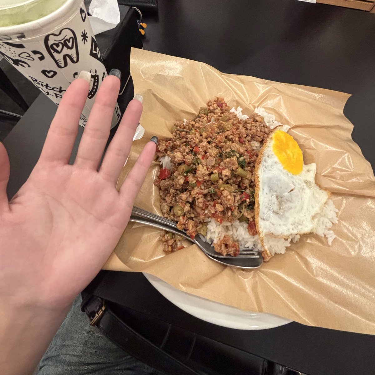 超大碗打拋豬飯飯
（看起來還好 因為我手很大-.-）

超級好吃但超級辣
（跟我一樣辣^.^）

還有豔遇
（開玩笑） https://t.co/qpVuLVLbMh