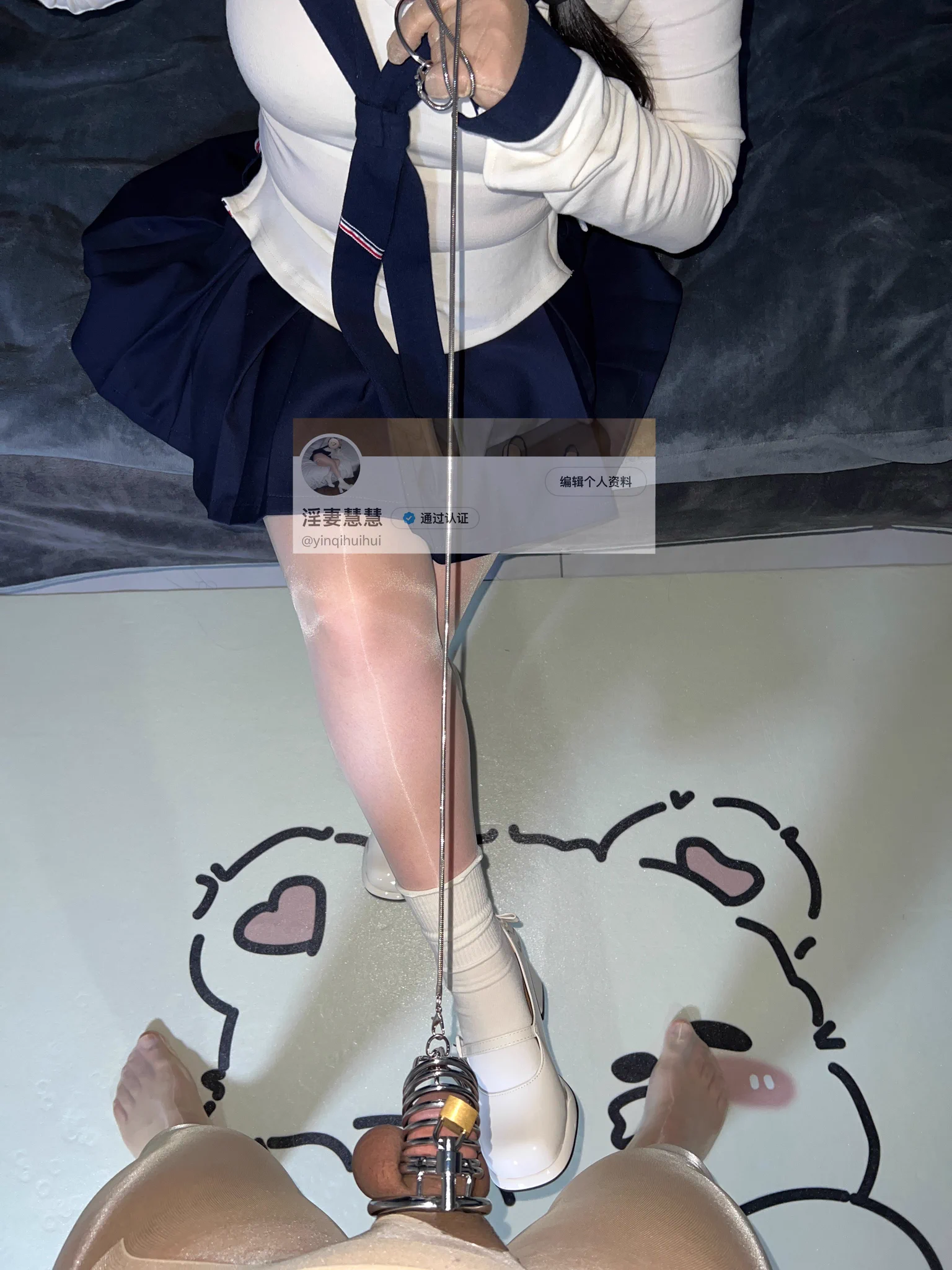 日常生活中见到的这种穿搭清纯甜美的小女生 有可能背地里也是这样插着肛塞 调教自己绿帽锁奴老公的反差女哦…#原创夫妻 #淫妻绿帽 #jk #单男 #调教 #绿帽奴 @BulmaList @KawasawaSen @ToBulaer @ToBulma https://t.co/37K4uSmp9i