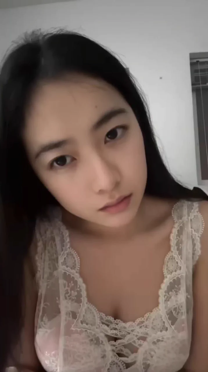 90后极品舞蹈老师，极品颜值，大胸蜜桃臀！反差高冷女神，内心骚母狗，男友流出照片128张，性福视频30段。喜欢自慰。会的姿势很多，很主动。 完整版主页提取 https://t.co/grRJZCydOY