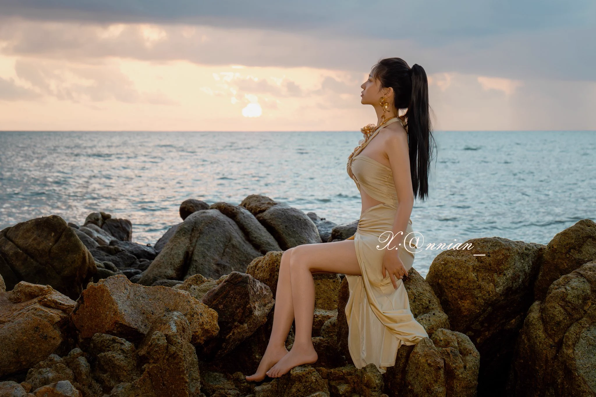 她从海浪中走来🌊最新海景写真大片《海边维纳斯》上新，张张都是精美桌面🥰She walked from the waves 🌊The latest sea view photo shoot 'Venus by the Sea' has been released, with exquisite tabletops on every photo 🥰#海景人体 #外景写真 #性感写真 #纯欲 #人体外拍 https://t.co/12Yy5ObxM9