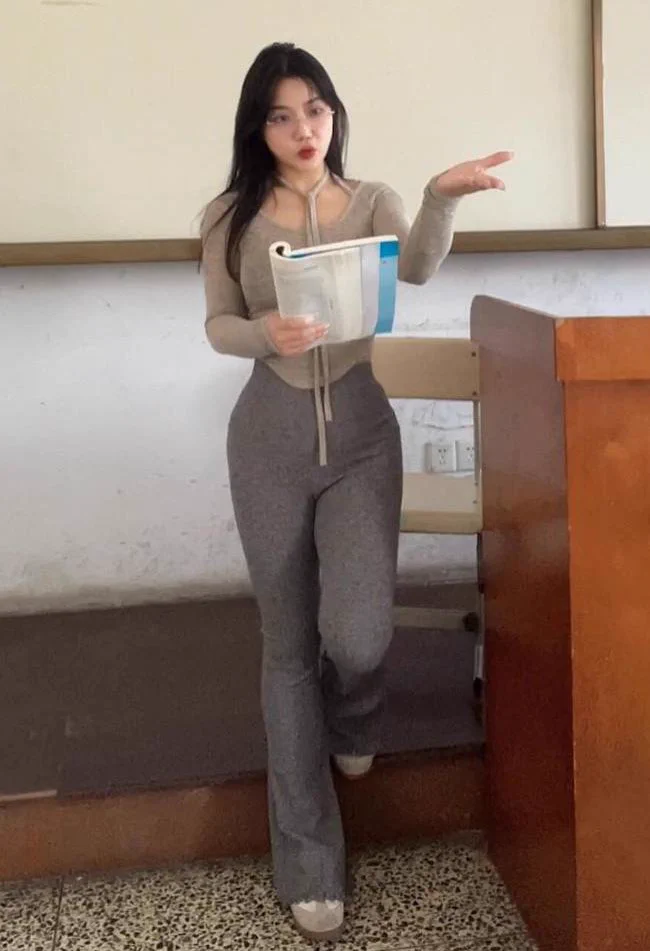 心动不如行动，火气太旺盛还是需要发泄～没有我的课了，提前下班去见了一个粉丝…平时穿高跟鞋脚就蛮累的，没想到做爱的时候还是要蹬着地板，脚底都红了…喜欢看老师被插的喊出声吗…（有附近的粉丝可以报名哦，电报滴滴优先回复～） https://t.co/9p6TBZc5Oc