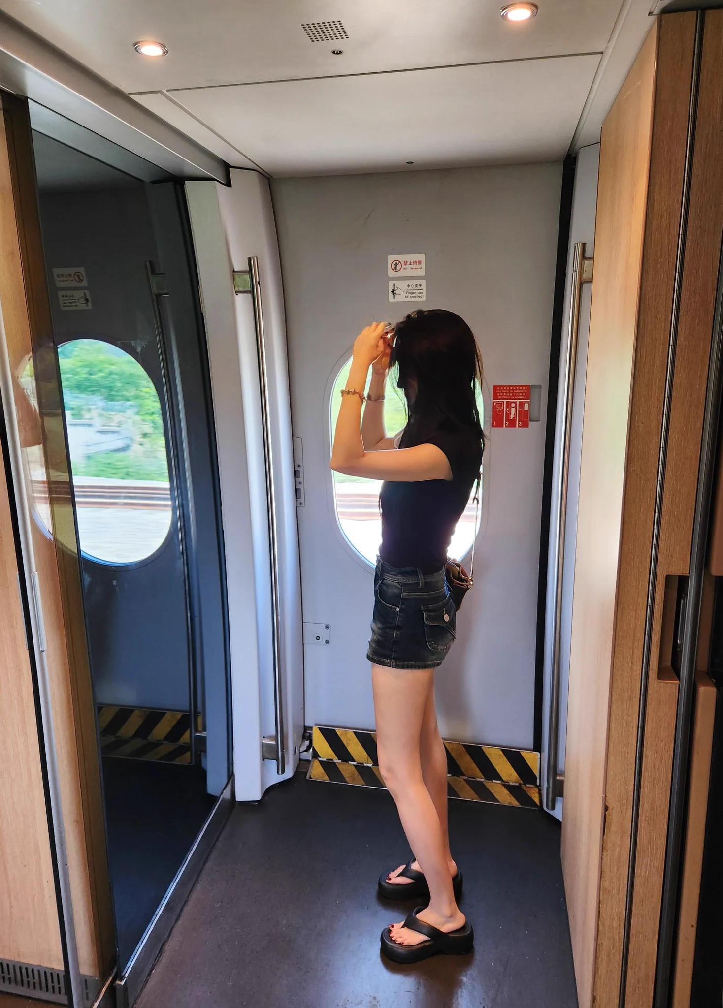在高铁上 旁边男的睡着了 刚好我也饿了 不过老公扒我衣服好像被旁边姐姐看到了😑@kssexxia@luchu888@wqganenshi_ https://t.co/MYWNpPANeb