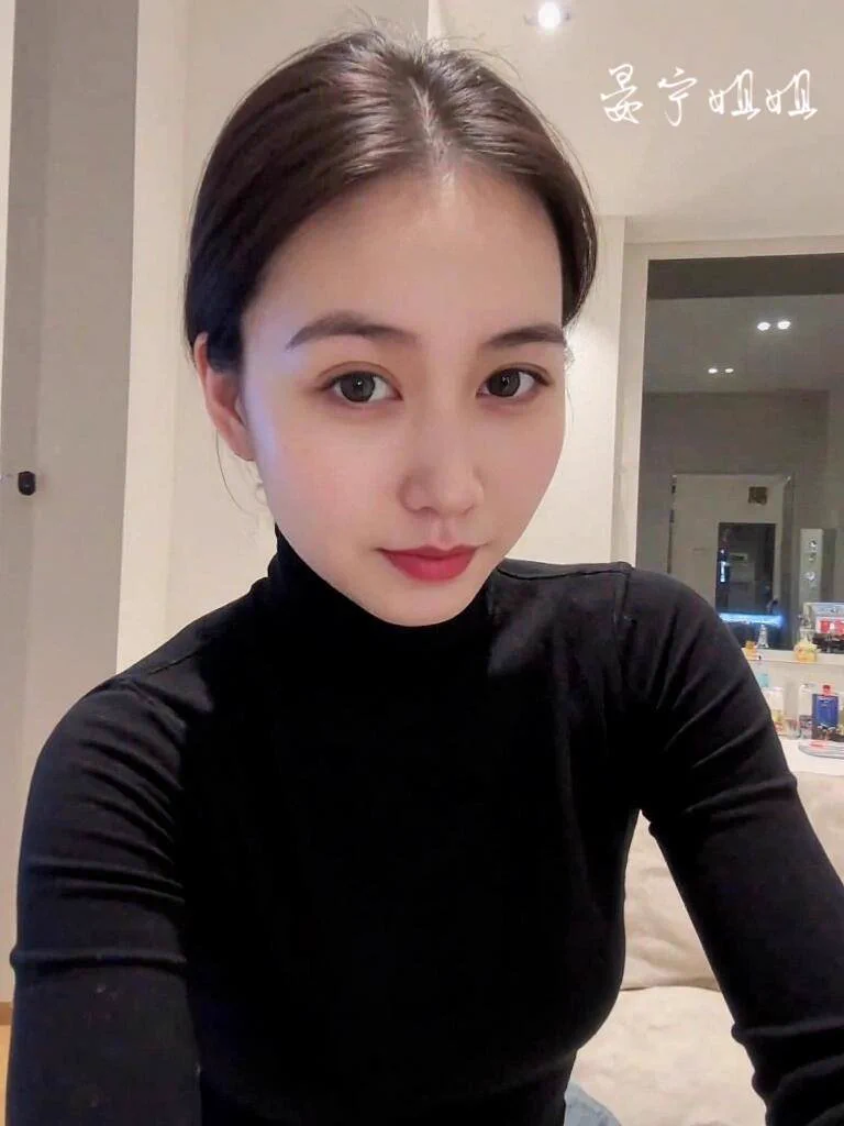 班回到家里给大家拍一下照…我承认这个样子拍好色啊，不过都这个年纪了，还是别留下遗憾，赶快把自己没体验的都体验一下吧…有没有想拨弄一下夹在阴唇上的铃铛的～（周末期间可约，偏爱大叔！） https://t.co/cCYf4x8iOI