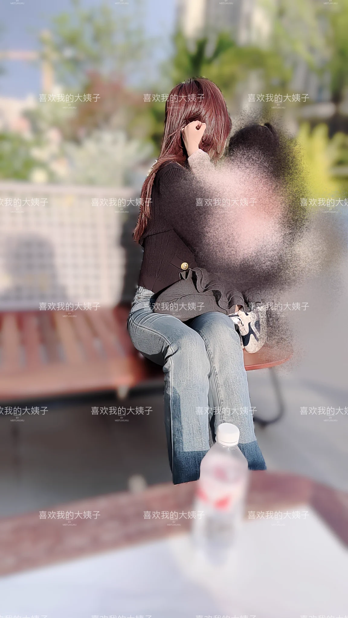 5月9号晚上好兄弟们下班回家咯，老婆在带着孩子玩呢，没见大姐，应该是还没到家私信区想看女邻居，真爱莫能助😂我最近没见她，倒是有她微信，发微信不知道说什么，嘘寒问暖吗？如果这样的话，她肯定觉得我对她有意思了 https://t.co/9qgNYjaggS