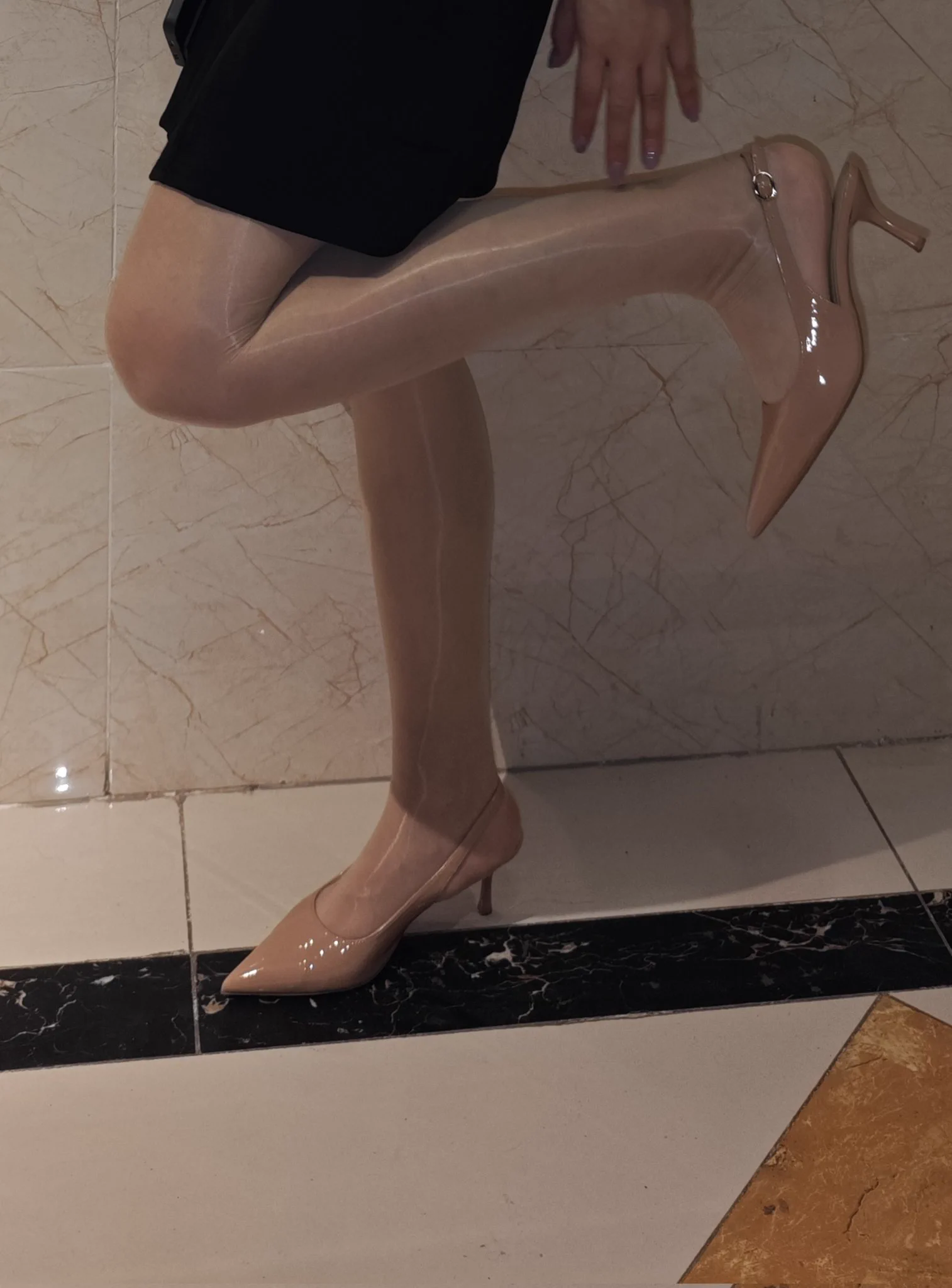 老婆最近穿的几双高跟鞋，哪个好看？我反正是每天回家第一件事就是蹲下给她脱掉高跟鞋碰着她的丝袜脚先来个顶级过肺（提神又醒脑）😍@wqganenshi_@tbzt2024@007share@BassYosef@eggroll_tea🔍#丝袜人妻 #西安夫妻 #金主包养 #反差婊 #绿帽ntr #高跟鞋足交 #丝袜高跟鞋 #原味 #丝足 #高跟 https://t.co/iCMq8OnCno