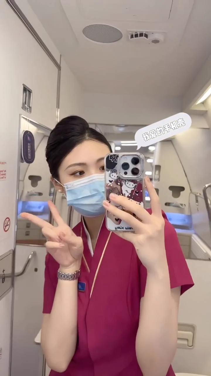 在万米高空，我习惯了云端的自由与心跳。下了飞机，想找个有趣的灵魂，一起点燃夜晚的火花。敢来场冒险吗？ https://t.co/fpsQ2xCBJX