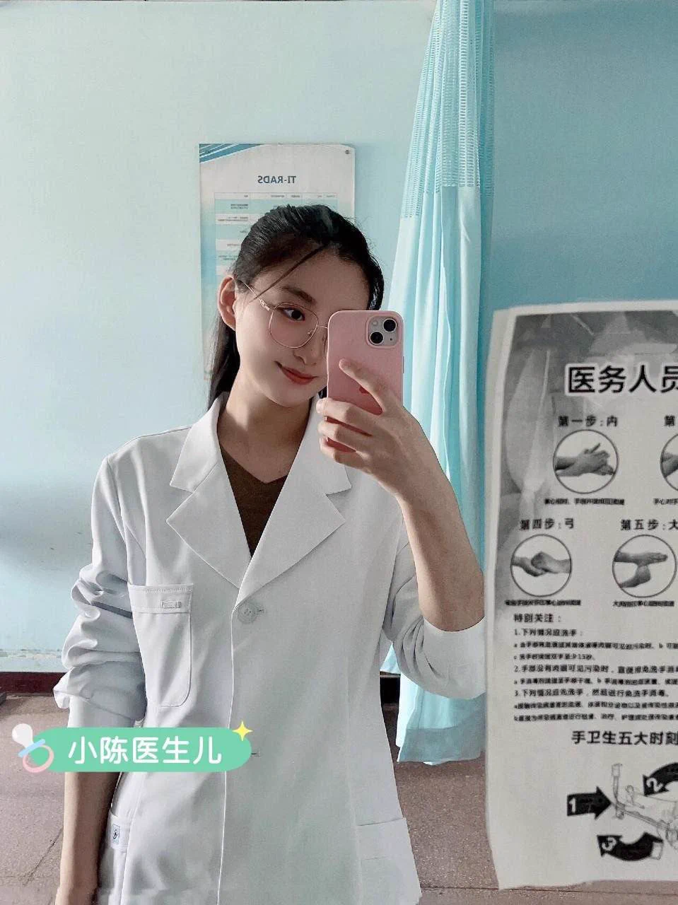 其实医生也并不是都像你们想象的那么高大上，周末值班的时候，也经常会有偷情的事情… 有时就特别喜欢让我趴在接诊的桌子上后入，有几次甚至淫水都喷到地上了… 不过和同事还是太危险，想试试推特上约一下粉丝啦，私信报名，同城附近优先～ https://t.co/XITpZJ9bZQ