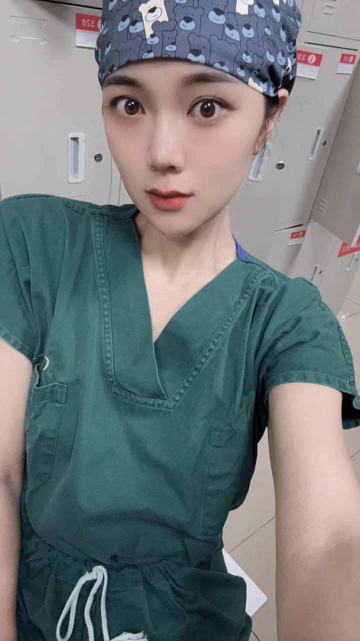 周末也要上班，闲暇时刷了会推特，看到喜欢的视频也会觉得身体燥热难忍！把腿张开吹点凉风，希望能暂时平熄我欲火焚身的状态，要不然还能怎么样呢，总不能来个粉丝中午的时候在办公室帮我口吧… https://t.co/twZHzbarEa