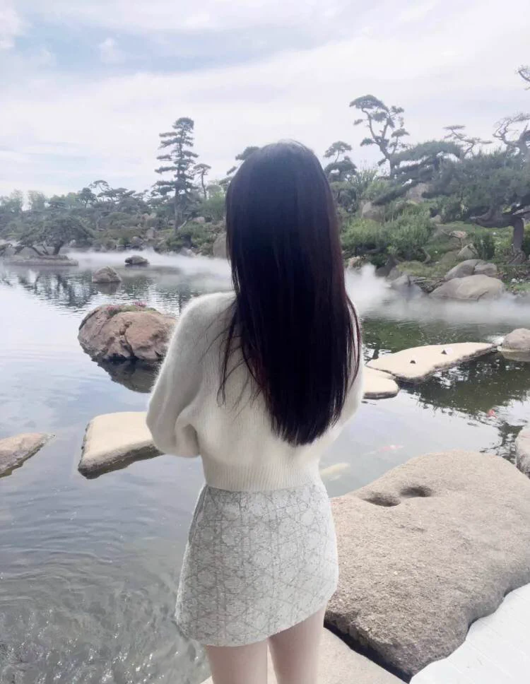 湖边雾蒙蒙，我穿白色毛衣和短裙，长发飘飘。回头对你wink：“今晚月色好美，过来一起看湖水吧？” #约会 #小撩一下 https://t.co/k0PEIwJdwI