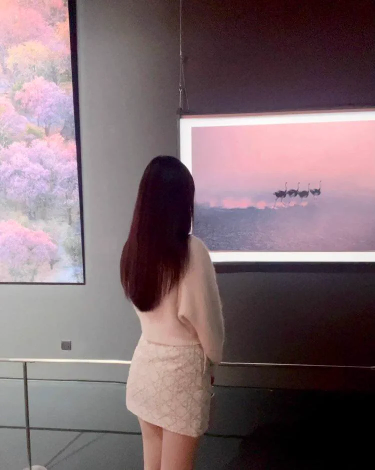 湖边雾蒙蒙，我穿白色毛衣和短裙，长发飘飘。回头对你wink：“今晚月色好美，过来一起看湖水吧？” #约会 #小撩一下 https://t.co/k0PEIwJdwI