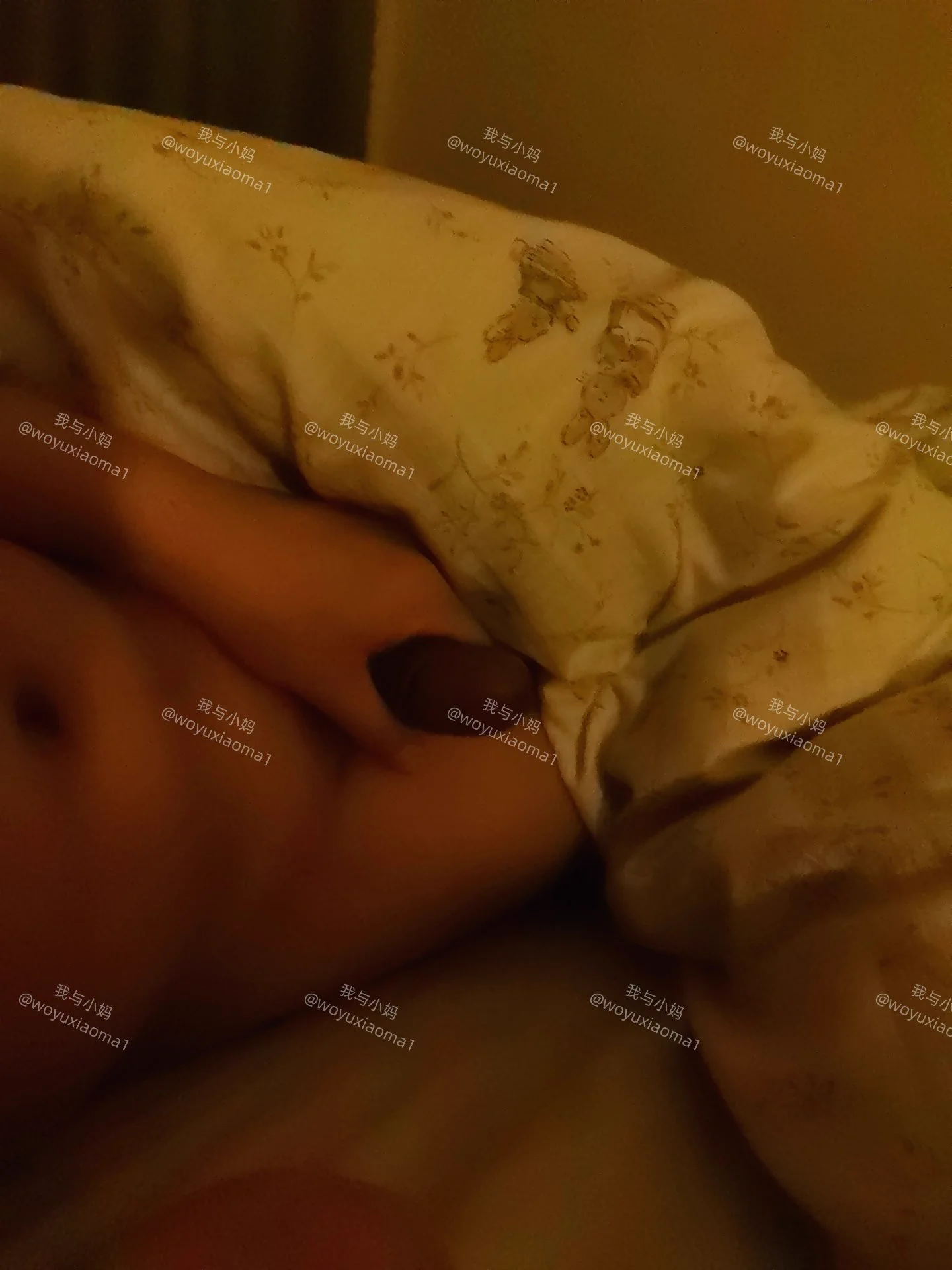 久等了兄弟们，小妈真是纯骚啊，昨晚干到后半夜，累的我腰疼，睡觉也不老实非要握着鸡巴睡，今晚还要继续，说要把我调教成真男人……视频稍后发小号上 https://t.co/AQ5hQXesQS