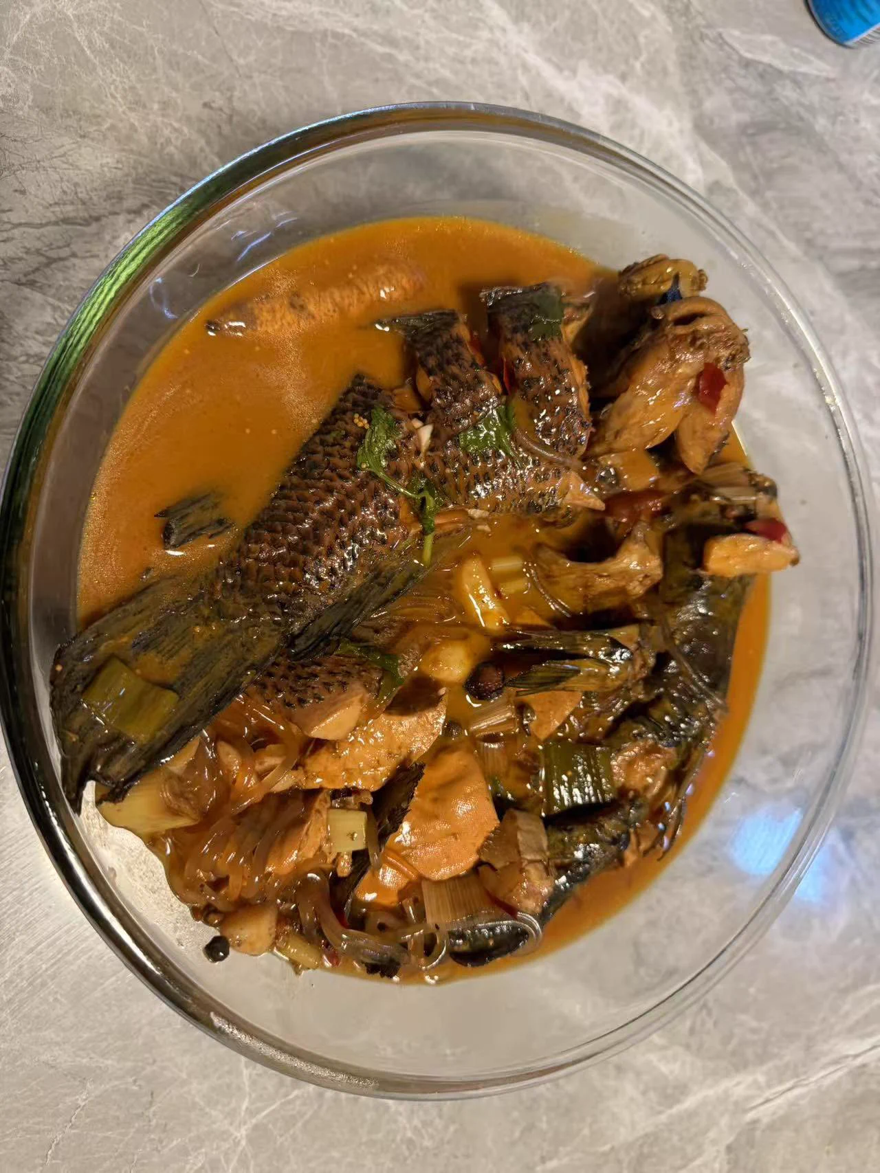 下午买的鱼，我刚做好😁
放了点豆腐和粉丝，辣椒放的不多，微辣 https://t.co/tpGQr1M7Tk