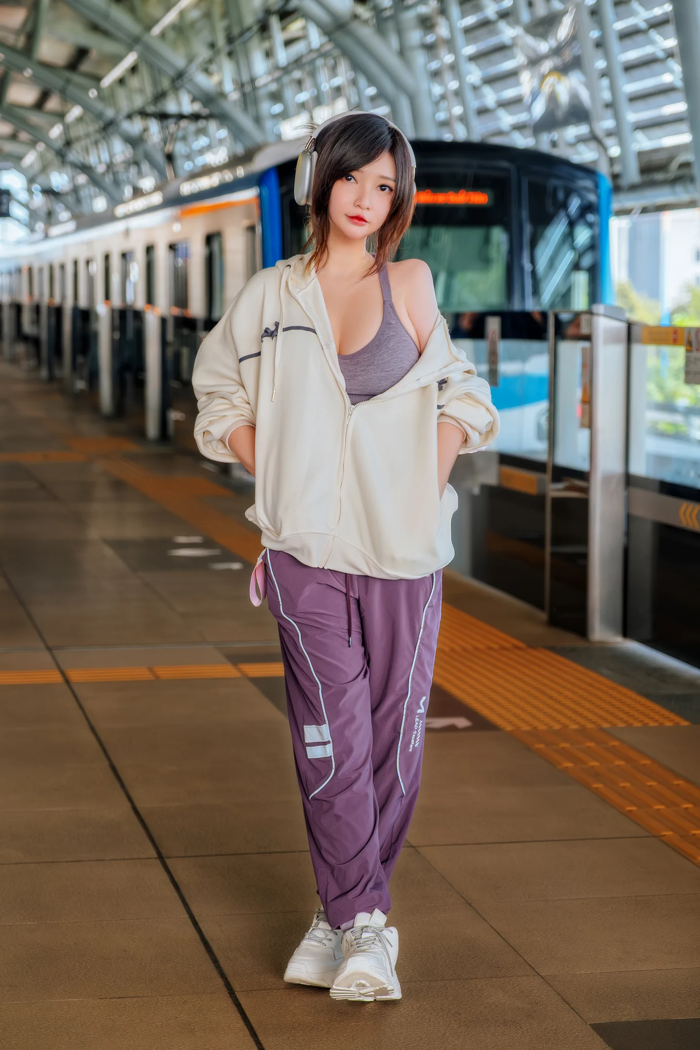 What would you do if one day you accidentally saw me on the street? 🤔#WithoutCosplay https://t.co/PX0E6l7qI0