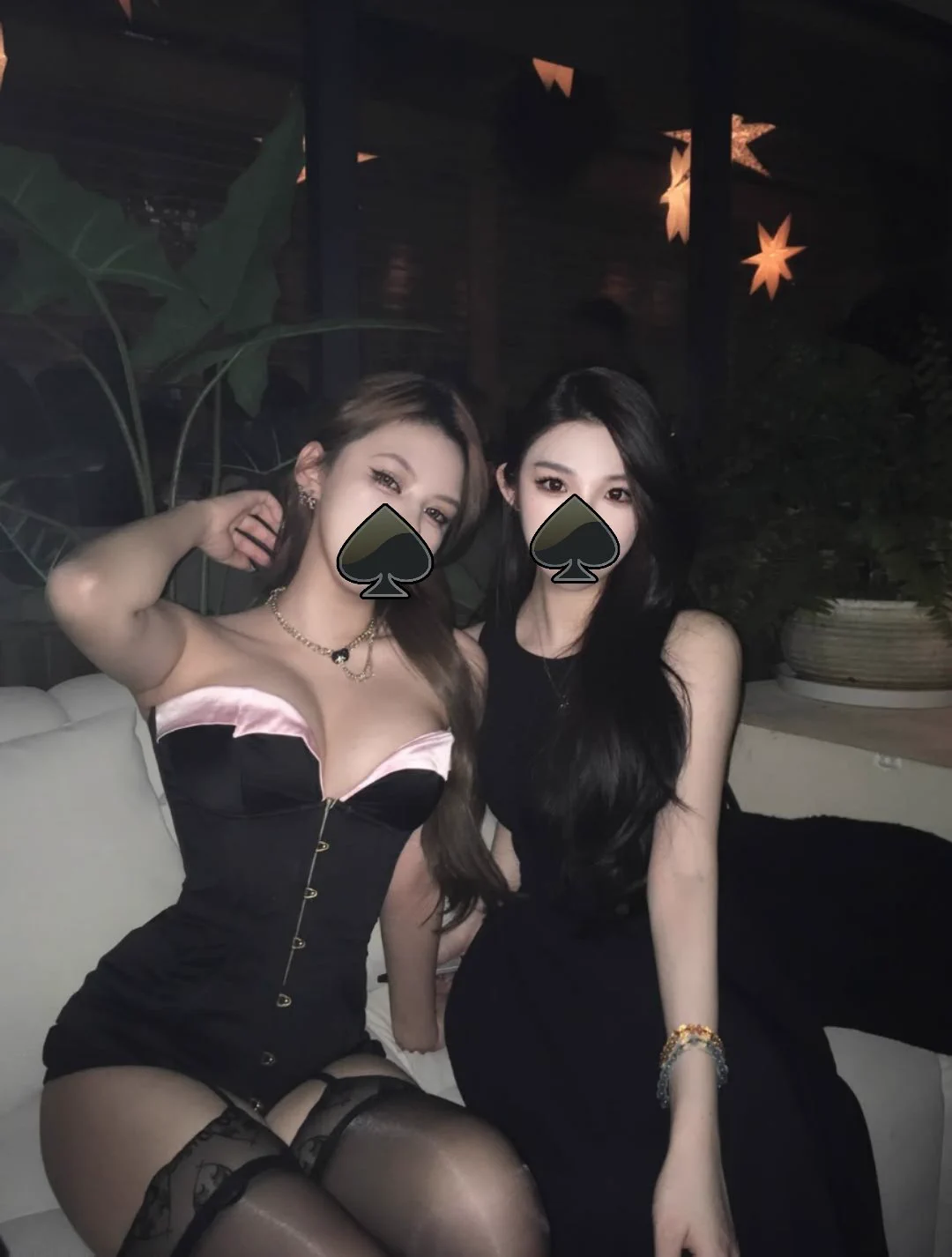 来了两位刚留学毕业的新母狗，两个黑爹要我和闺蜜辅助两个新人含住大黑几把口交，我和闺蜜掰开黑爹们屁股舔，新母狗可以尽情享受给黑爹们的口交♠️ https://t.co/l0Z7Prx2rE