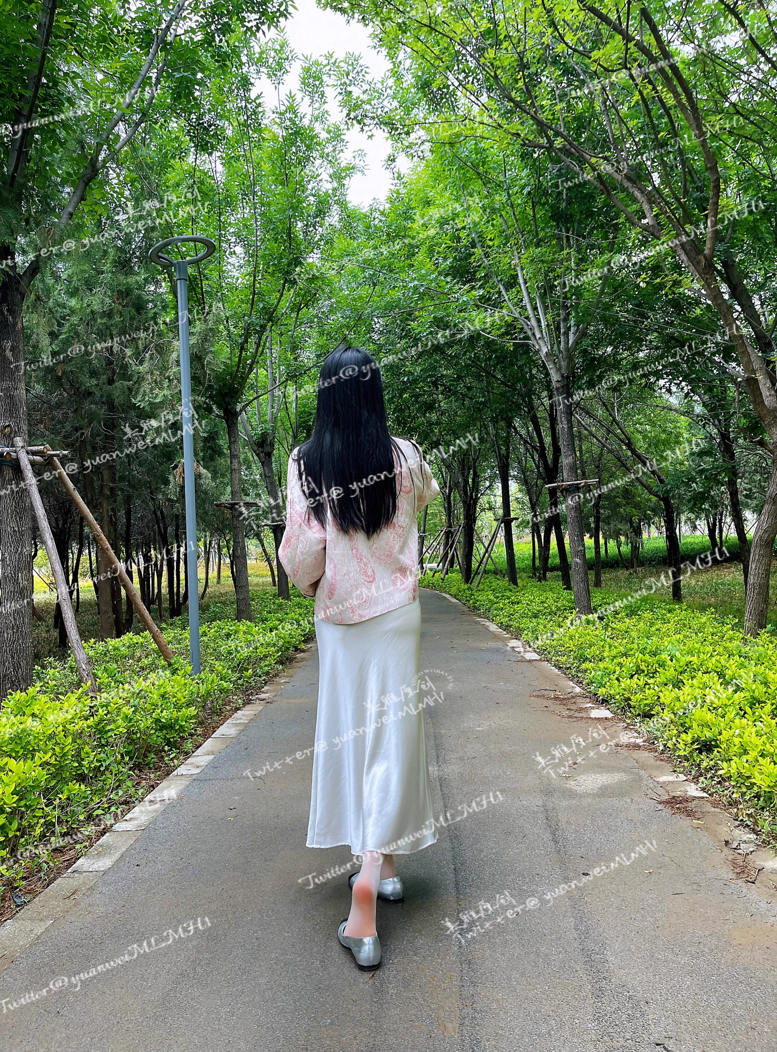 雨后的公园空气异常清新，风景真的很美，就是跟我这小脏鞋有点不搭….. https://t.co/2GWnfN8bNK
